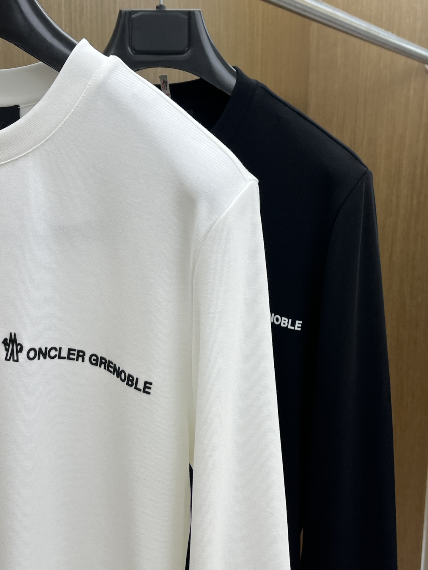 秋冬 Mon 🔥秋冬新品#蒙口 面料采用新疆长绒棉 面料细腻柔软上身舒适 fjj侧边拼接小点缀，简约中又