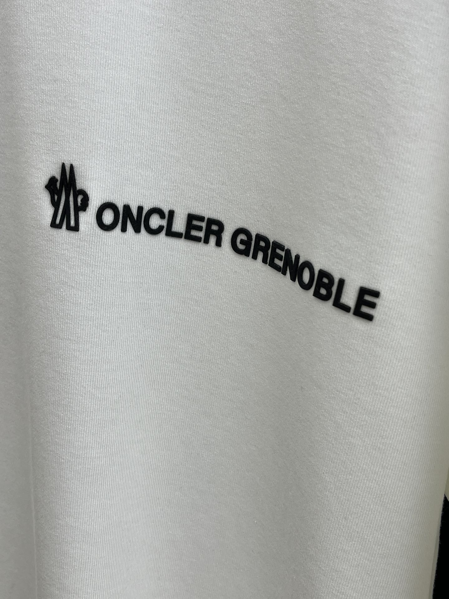 秋冬 Mon 🔥秋冬新品#蒙口 面料采用新疆长绒棉 面料细腻柔软上身舒适 fjj侧边拼接小点缀，简约中又