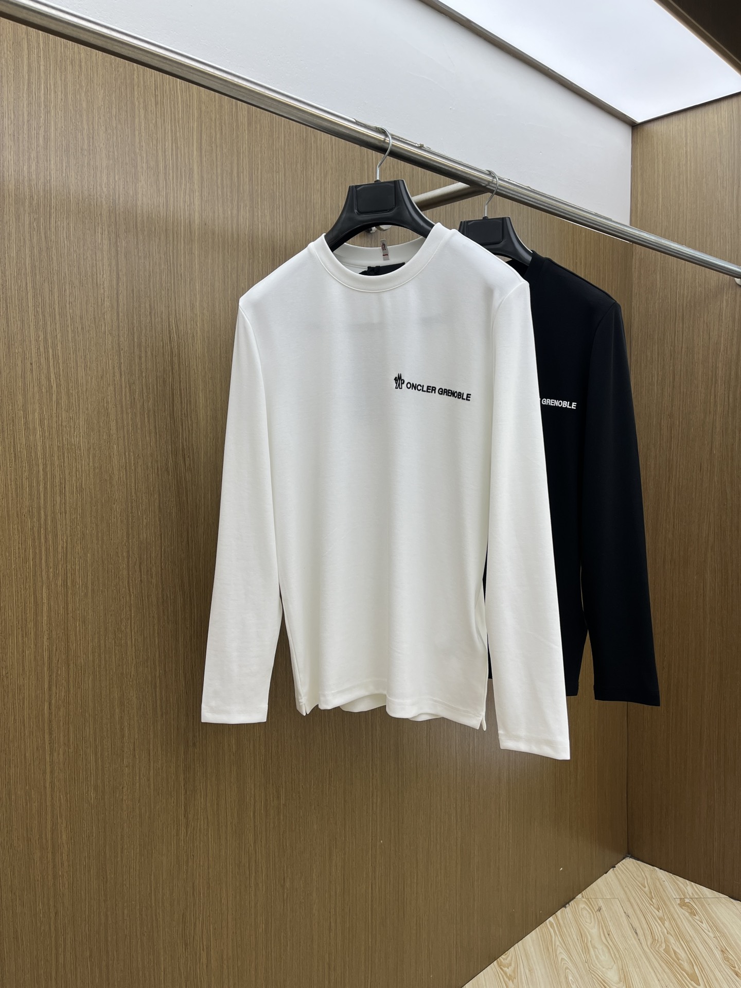 秋冬 Mon 🔥秋冬新品#蒙口 面料采用新疆长绒棉 面料细腻柔软上身舒适 fjj侧边拼接小点缀，简约中又