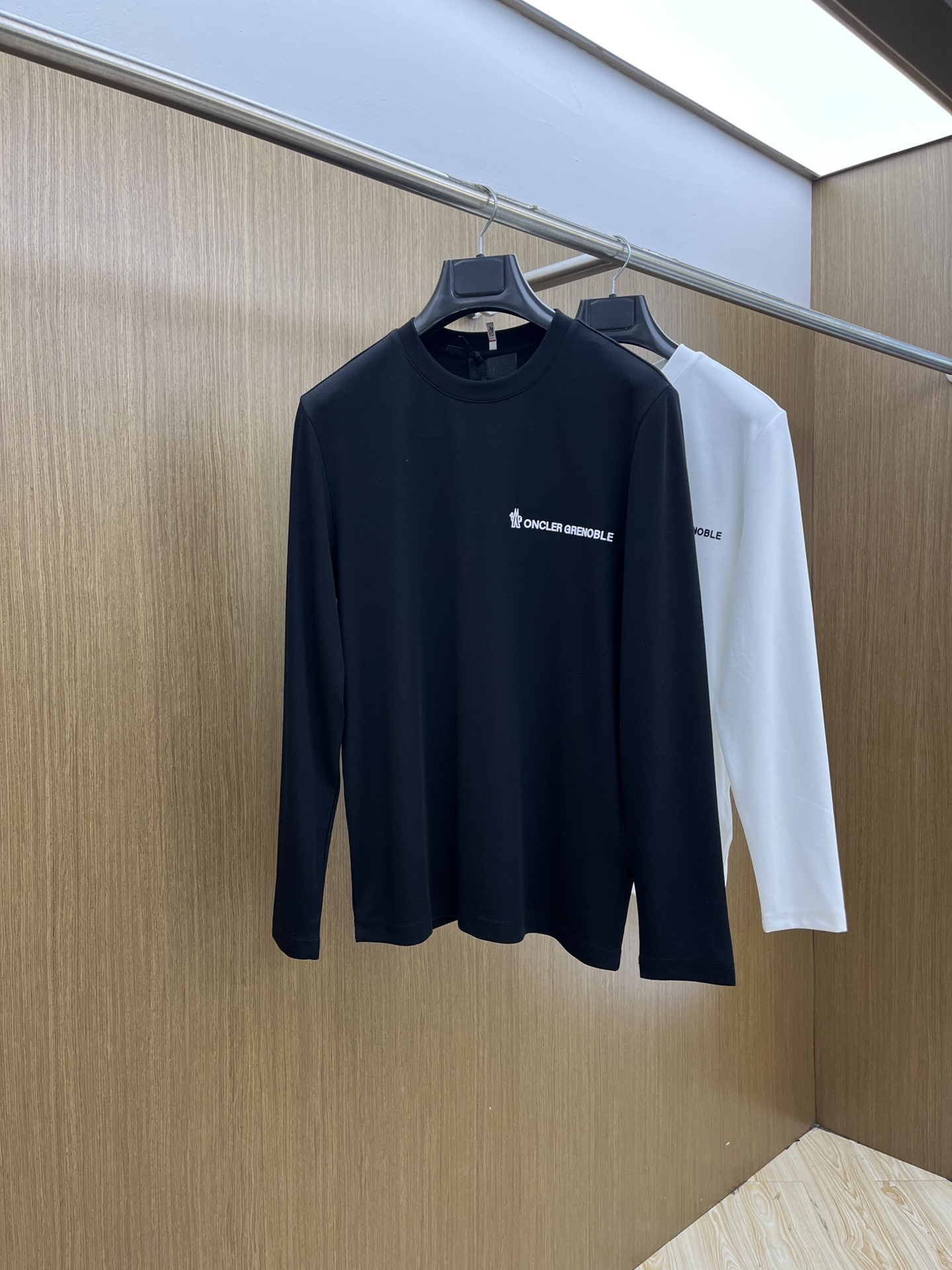 秋冬 Mon 🔥秋冬新品#蒙口 面料采用新疆长绒棉 面料细腻柔软上身舒适 fjj侧边拼接小点缀，简约中又