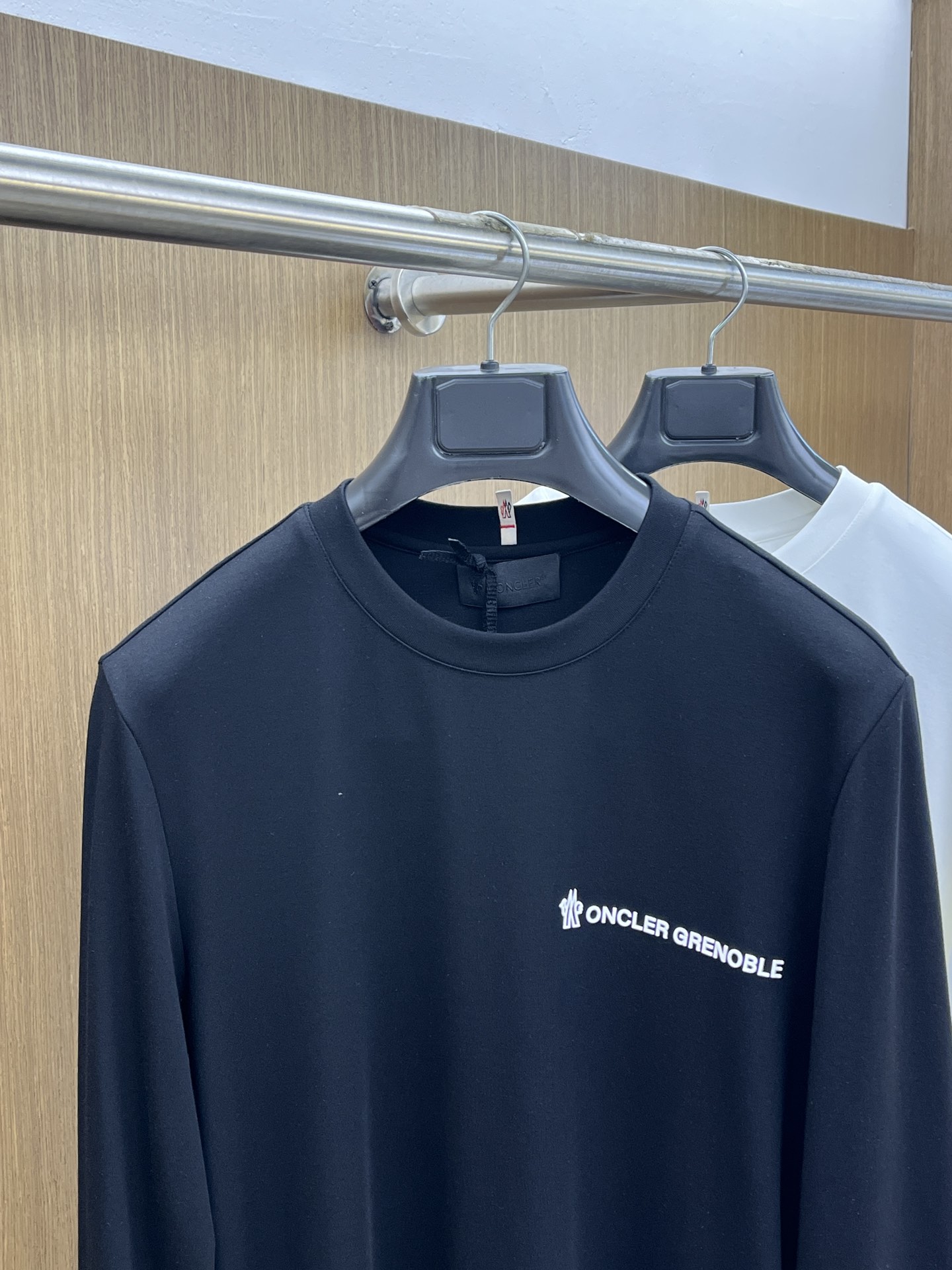 秋冬 Mon 🔥秋冬新品#蒙口 面料采用新疆长绒棉 面料细腻柔软上身舒适 fjj侧边拼接小点缀，简约中又