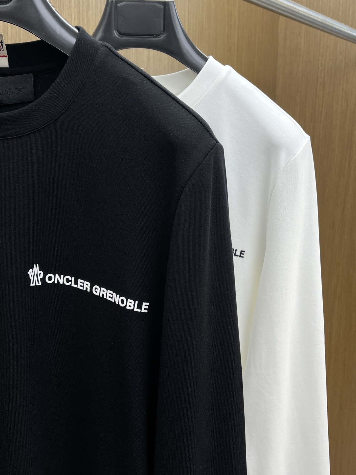 秋冬 Mon 🔥秋冬新品#蒙口 面料采用新疆长绒棉 面料细腻柔软上身舒适 fjj侧边拼接小点缀，简约中又