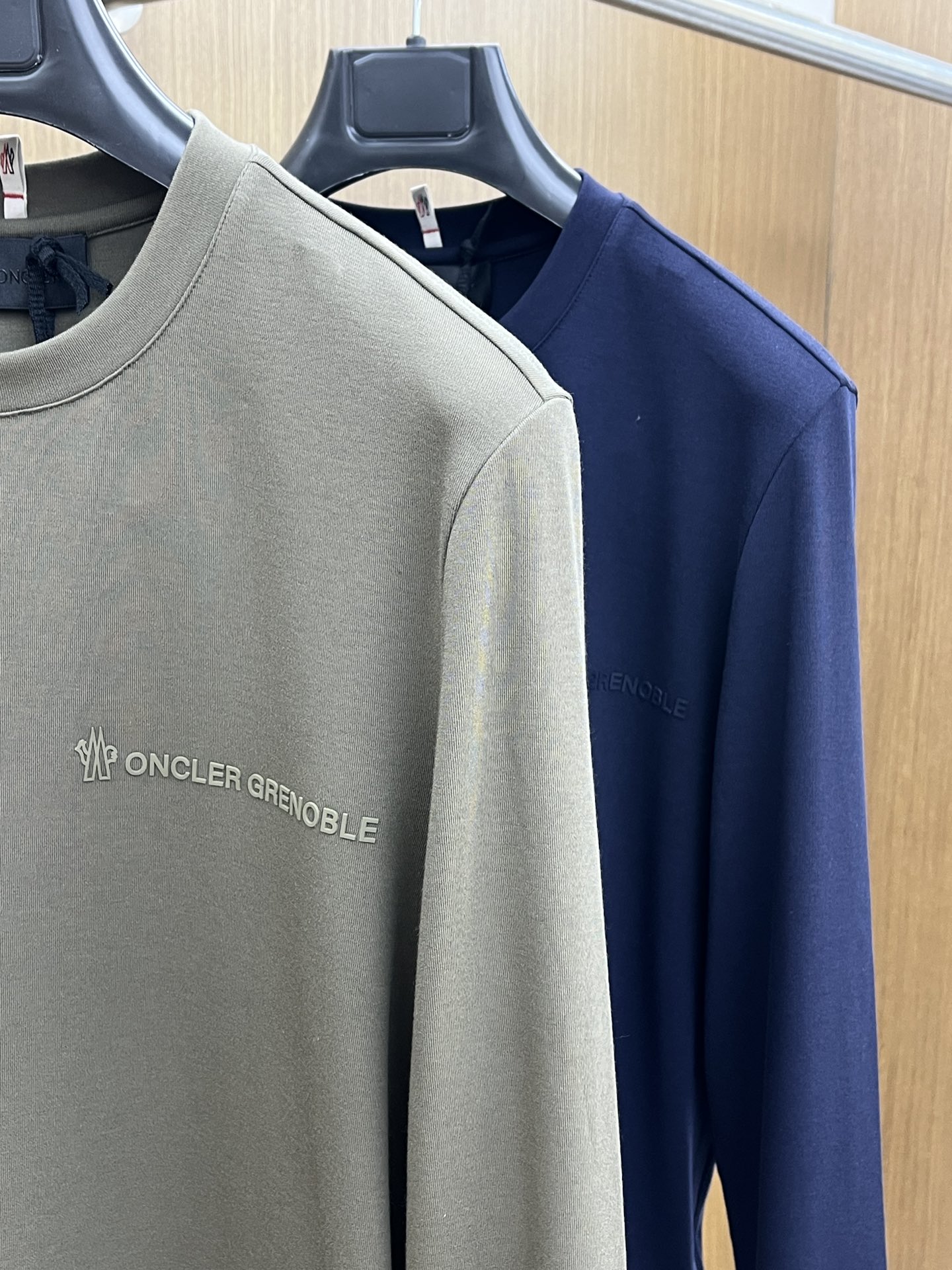 秋冬 Mon 🔥秋冬新品#蒙口 面料采用新疆长绒棉 面料细腻柔软上身舒适 fjj侧边拼接小点缀，简约中又