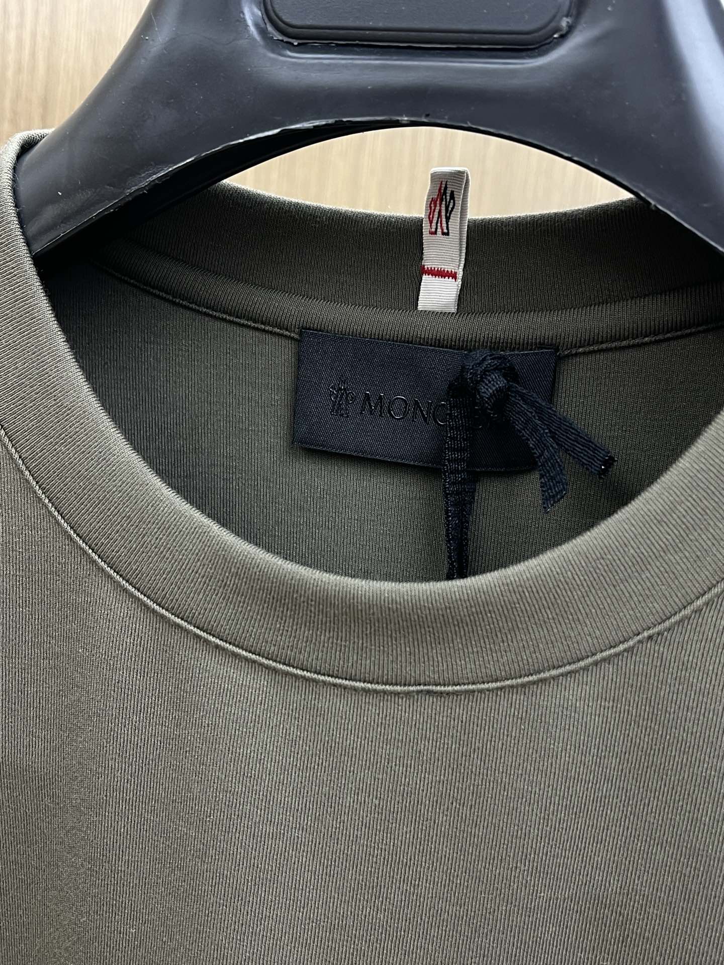 秋冬 Mon 🔥秋冬新品#蒙口 面料采用新疆长绒棉 面料细腻柔软上身舒适 fjj侧边拼接小点缀，简约中又