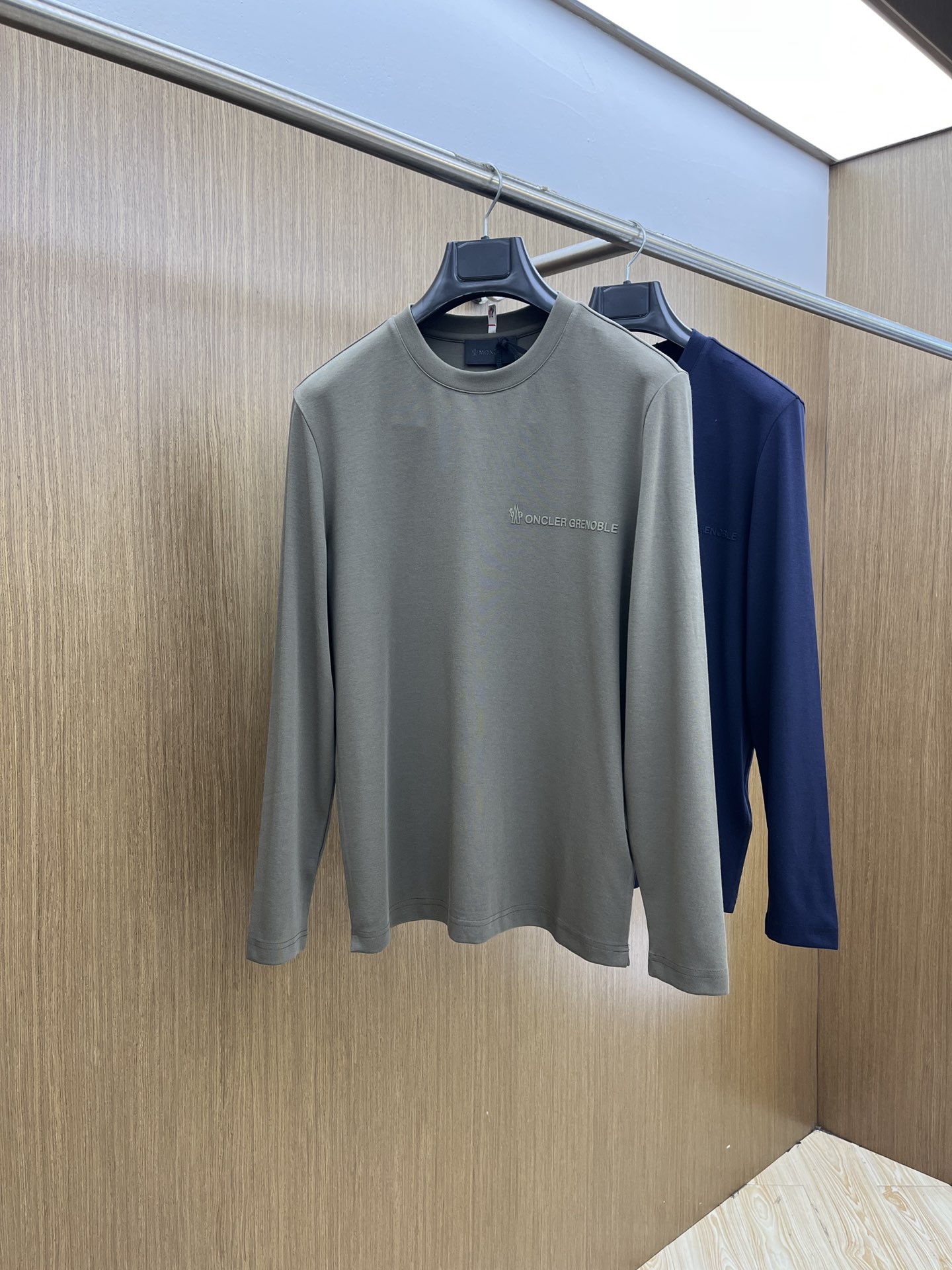 秋冬 Mon 🔥秋冬新品#蒙口 面料采用新疆长绒棉 面料细腻柔软上身舒适 fjj侧边拼接小点缀，简约中又