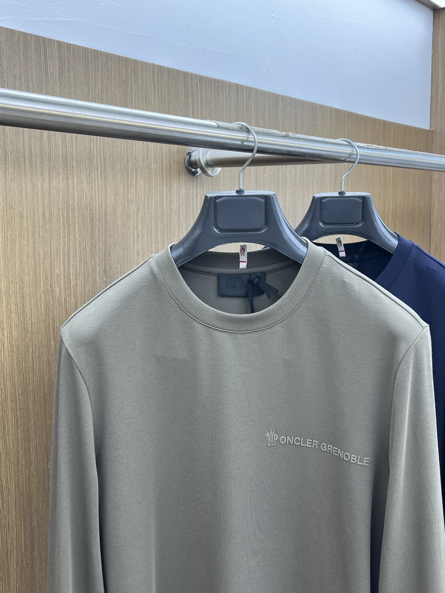 秋冬 Mon 🔥秋冬新品#蒙口 面料采用新疆长绒棉 面料细腻柔软上身舒适 fjj侧边拼接小点缀，简约中又