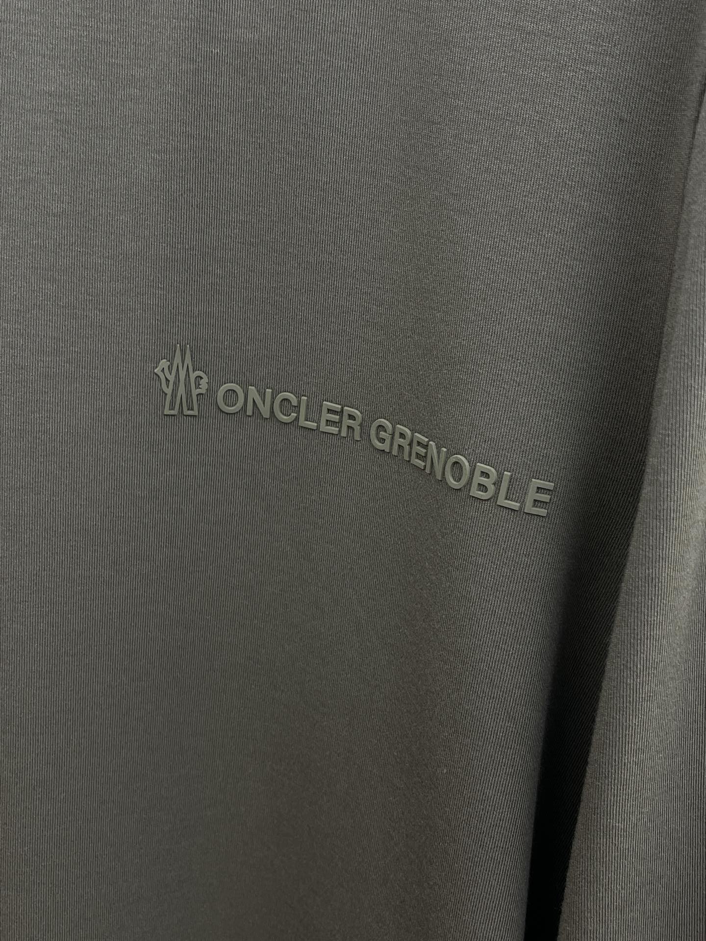 秋冬 Mon 🔥秋冬新品#蒙口 面料采用新疆长绒棉 面料细腻柔软上身舒适 fjj侧边拼接小点缀，简约中又