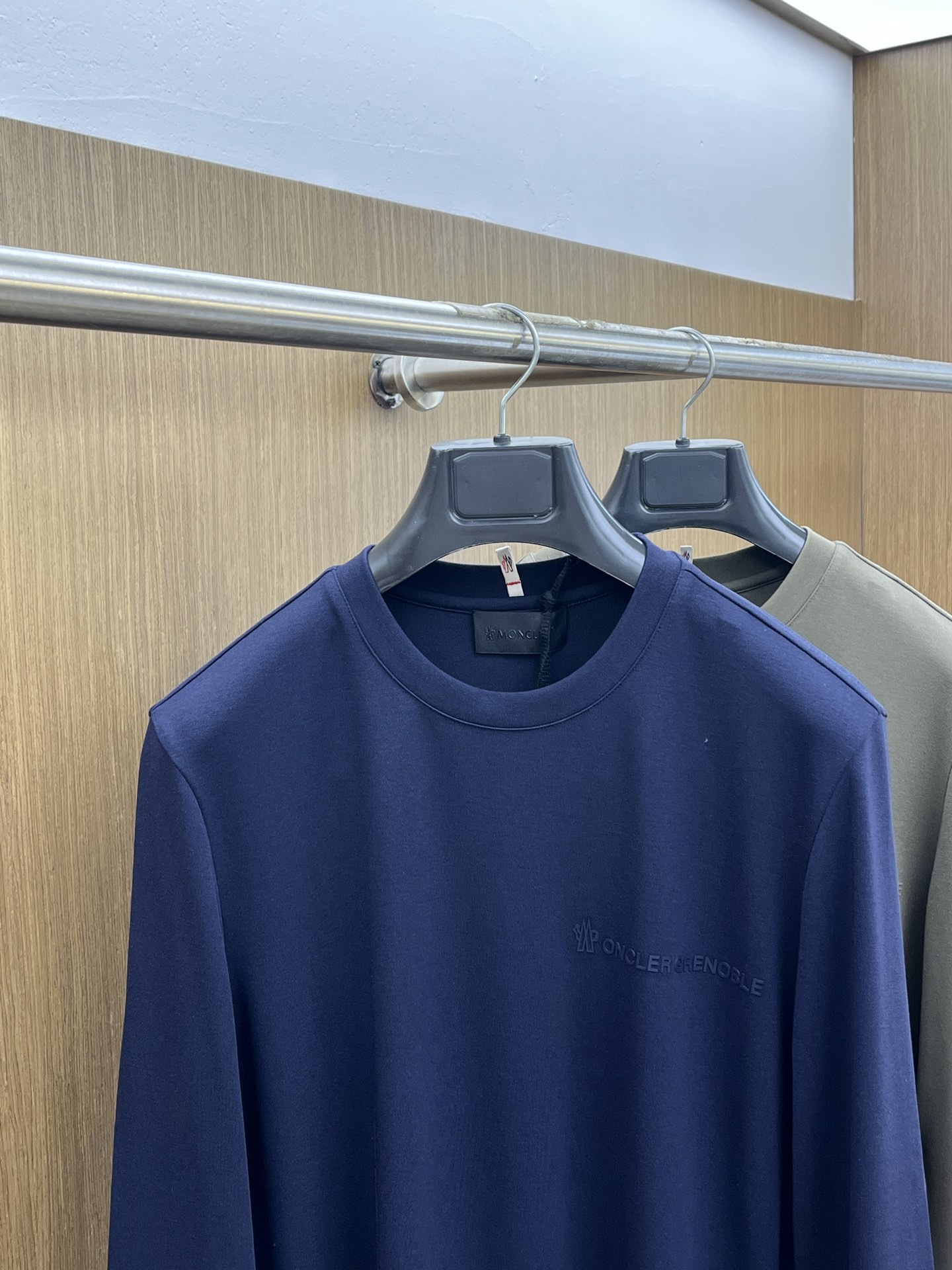 秋冬 Mon 🔥秋冬新品#蒙口 面料采用新疆长绒棉 面料细腻柔软上身舒适 fjj侧边拼接小点缀，简约中又