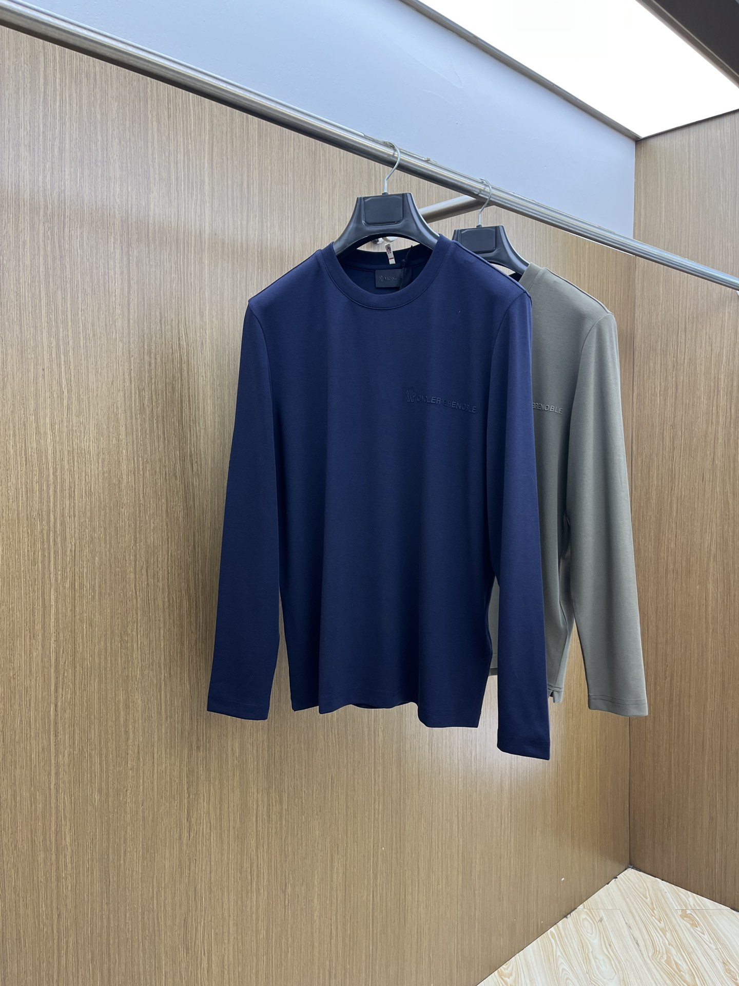 NO:520100,Autumn and Winter Mon autumn and Winter New Products #Mask The fabric is made of Xinjiang long velvet cotton The fabric is delicate, soft and comfortable on the upper body fjj side splicing small embellishments, simple and yet fashionable. Special recommendation Number of codes 48-56, Moncler, alexander wang19860909秋冬 Mon 秋冬新品#蒙口 面料采用新疆长绒棉 面料细腻柔软上身舒适 fjj侧边拼接小点缀,简约中又不失时尚 特别推荐 码数48-56,,Moncler,alexander wang,Men's clothing