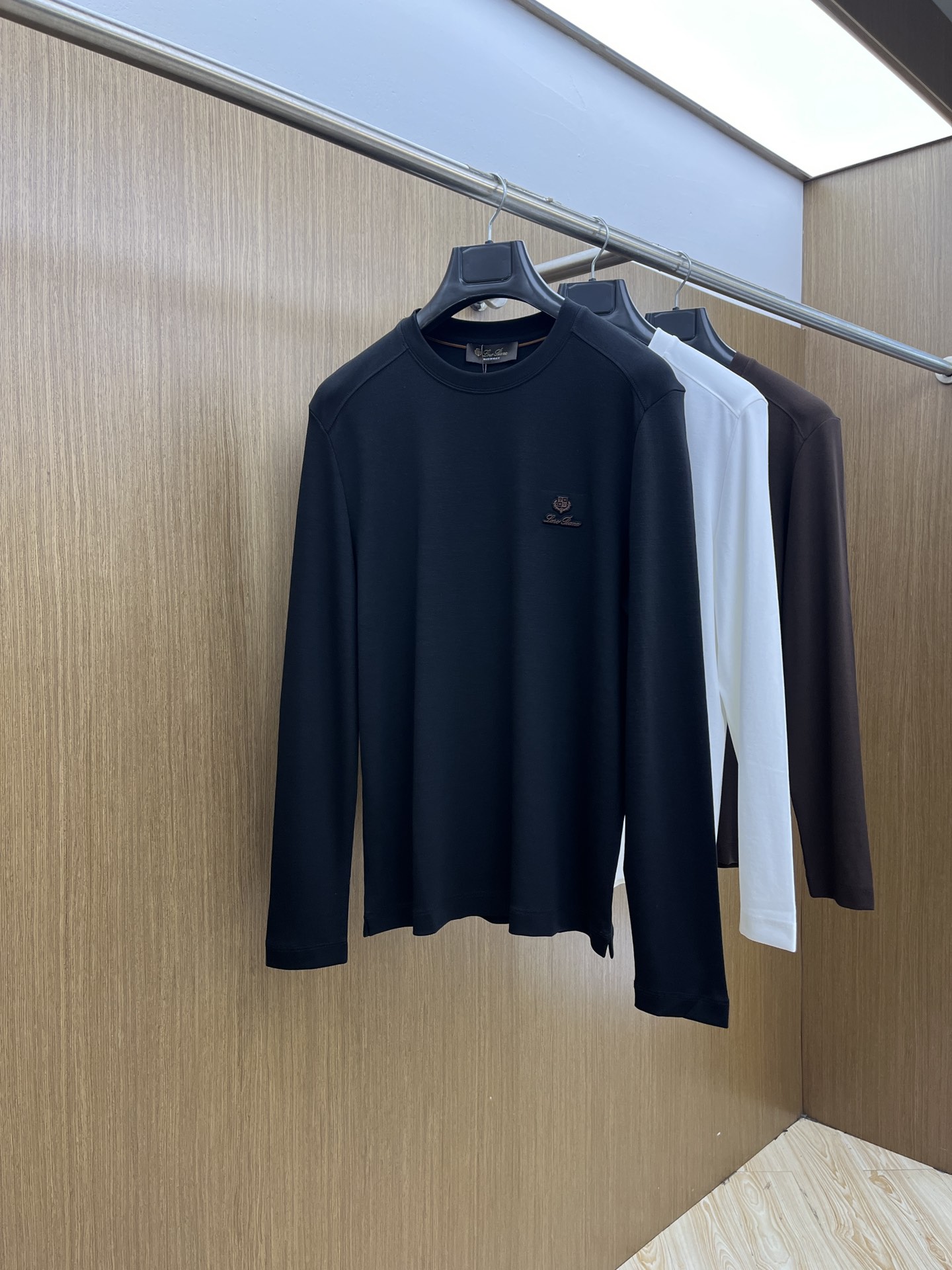 NO:520103,Autumn and Winter LP official website latest autumn and winter new products The fabric is made of Xinjiang long velvet cotton The fabric is delicate, soft and comfortable on the upper body fjj chest brand logo embellishment, simple and yet fashionable. Special recommendation The quality is absolutely excellent. Number of 48-56, loro piano, alexander wang19860909秋冬 LP 官网最新款秋冬新品 面料采用新疆长绒棉 面料细腻柔软上身舒适 fjj胸前品牌logo小点缀,简约中又不失时尚 特别推荐 品质绝对杠杠的 码数48-56,,loro piana,alexander wang,Men's clothing