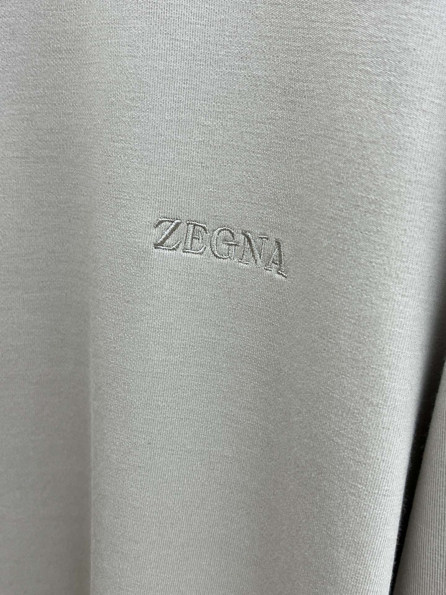 秋冬 ZZ 🔥官网最新款秋冬新品 面料采用新疆长绒棉 面料细腻柔软上身舒适 fjj胸前品牌logo小点缀