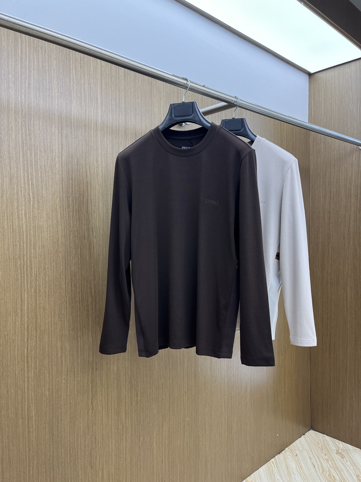 NO:520106,Autumn and Winter ZZ official website latest autumn and winter new products. The fabric is made of Xinjiang long velvet cotton. The fabric is delicate, soft and comfortable on the upper body. The brand logo on the chest is small, simple and yet fashionable. Special recommendation. The quality is absolutely excellent. Number of 48-56,,alexander wang19860909秋冬 ZZ 官网最新款秋冬新品 面料采用新疆长绒棉 面料细腻柔软上身舒适 fjj胸前品牌logo小点缀,简约中又不失时尚 特别推荐 品质绝对杠杠的 码数48-56,,alexander wang,Men's clothing