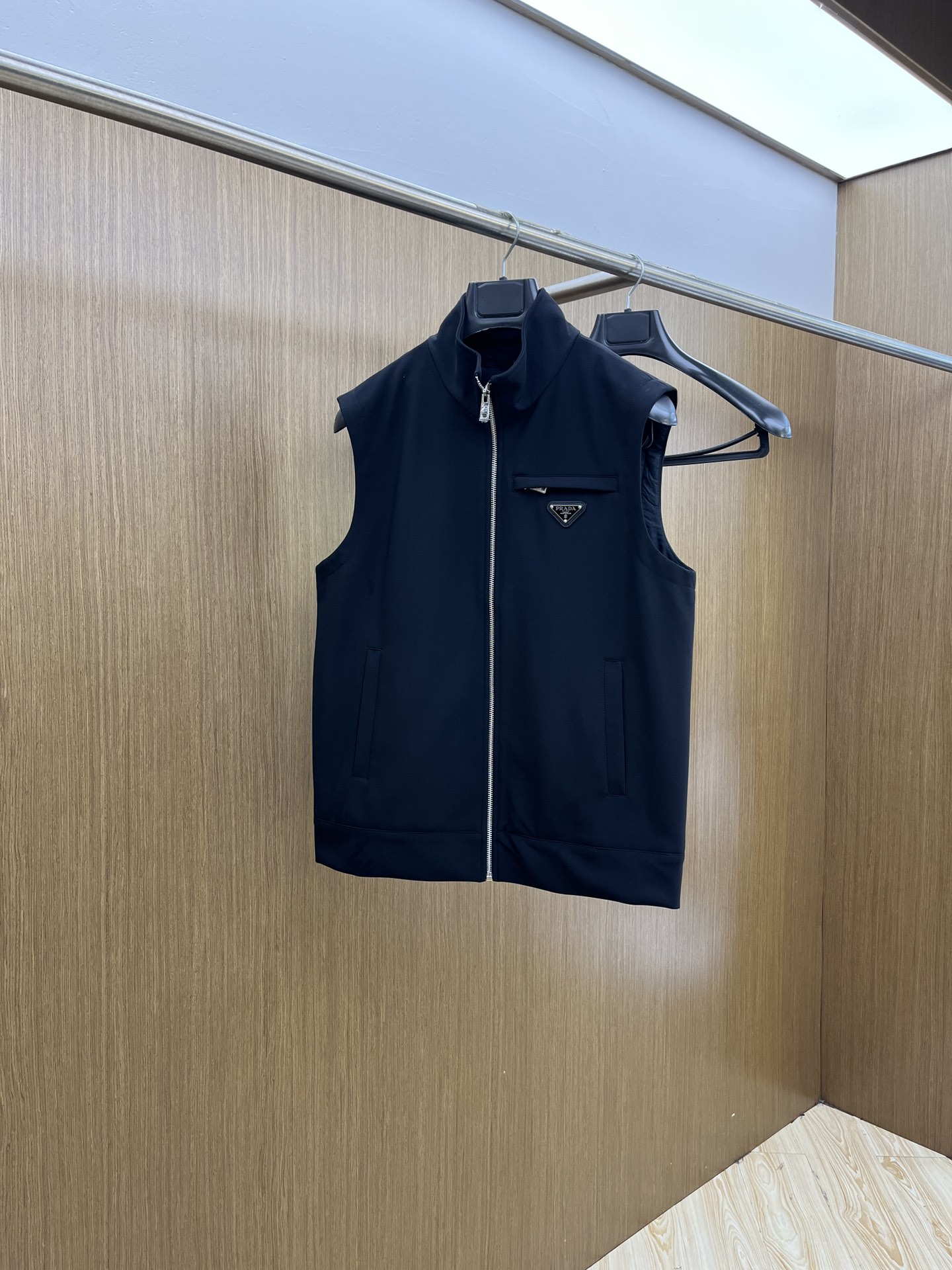 NO:520109,Autumn and Winter PD official website exclusively provides the latest fashionable autumn and winter vests. Classic design and appearance are extremely impressive, and the quality is not picky and quality control can be purchased directly. You can’t get it wrong! Through the detailed pictures, you can feel its powerful aura, and the temperature concentration and keep warm is significant. Fjj doesn’t have to worry about a little chill! It is both fashionable and functional, and the whole style looks more luxurious and elegant! Size M-3XL, alexander wang19860909秋冬 PD 官网独家专供最新时尚秋冬马甲 经典设计感与颜值爆棚的,品质更是无法挑剔品控可以直接入手,不容过错的高端臻品！通过细节图片便可感受到它强悍的气场,聚温保暖效果显著,fjj完全不用担心会有一点寒意！时尚与功能性兼备,整款显得更加的奢华大气！ 尺码M-3XL,,alexander wang,Men's clothing