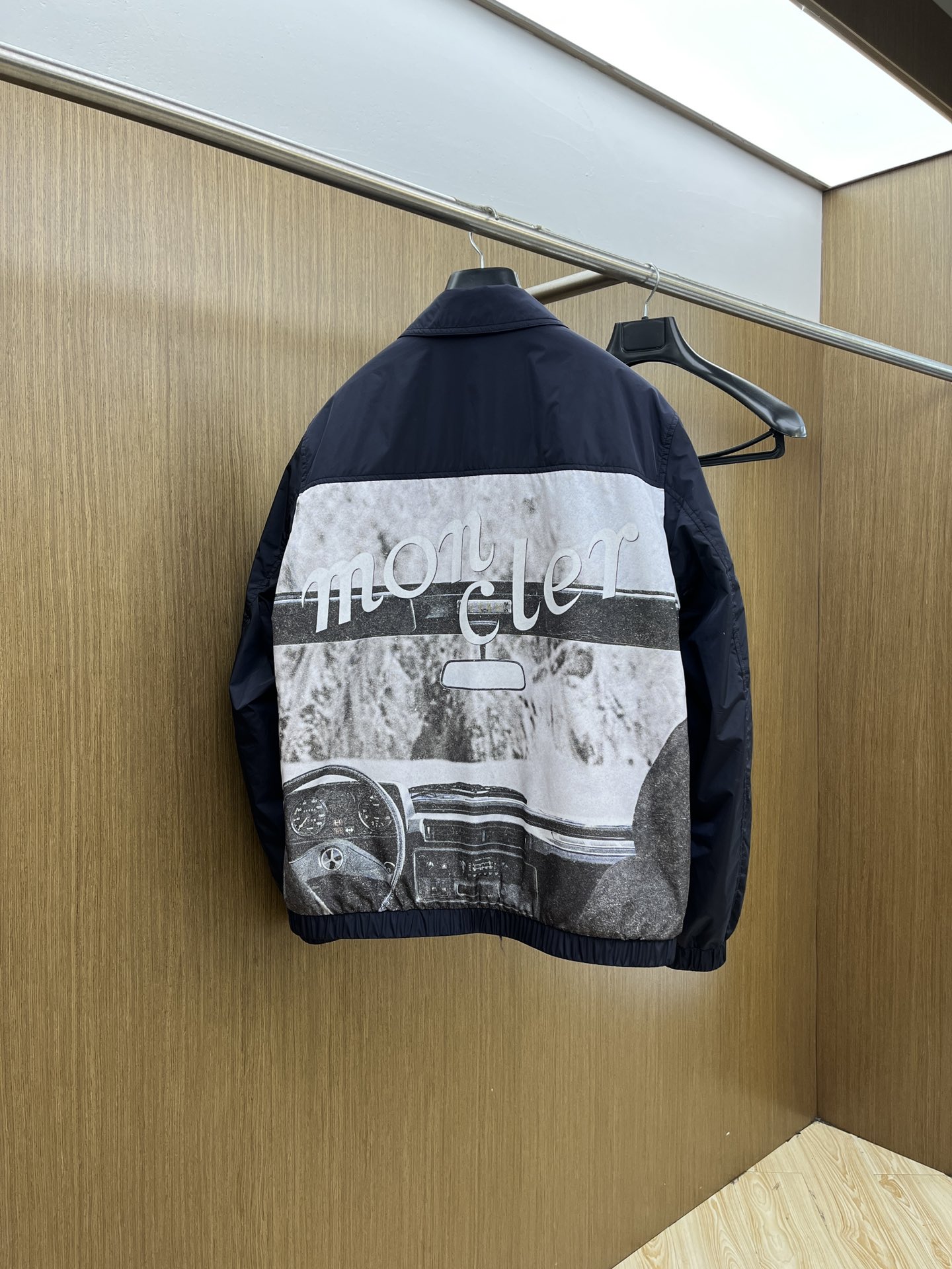 秋冬 Mon 🔥秋冬上新Moner奔驰联名款立领夹克 进口面料 定制五金 fjj细节满满 简约时尚 适配