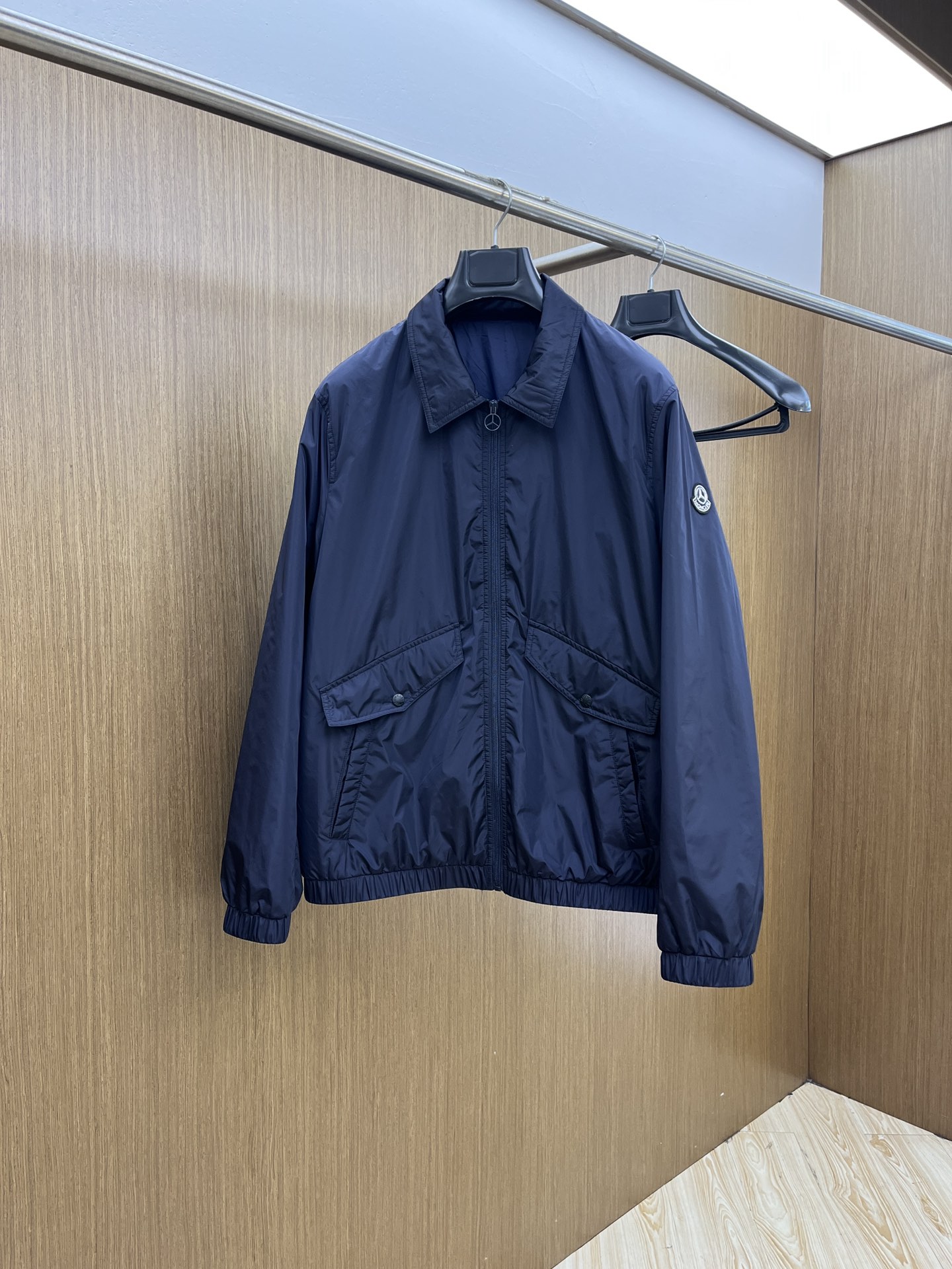 NO:520088,Autumn and Winter Mon. Autumn and Winter. New Moner Mercedes-Benz co-branded stand-up collar jacket. Imported fabric. Customized hardware. FJJ. Full of details. Simple and fashionable. Suitable for business, casual and other occasions. Official website synchronization. Number of codes 48-56,,jackets & coats,alexander wang19860909秋冬 Mon 秋冬上新Moner奔驰联名款立领夹克 进口面料 定制五金 fjj细节满满 简约时尚 适配商务、休闲等多种场合 官网同步 码数48-56,,jackets & coats,alexander wang,Men's clothing