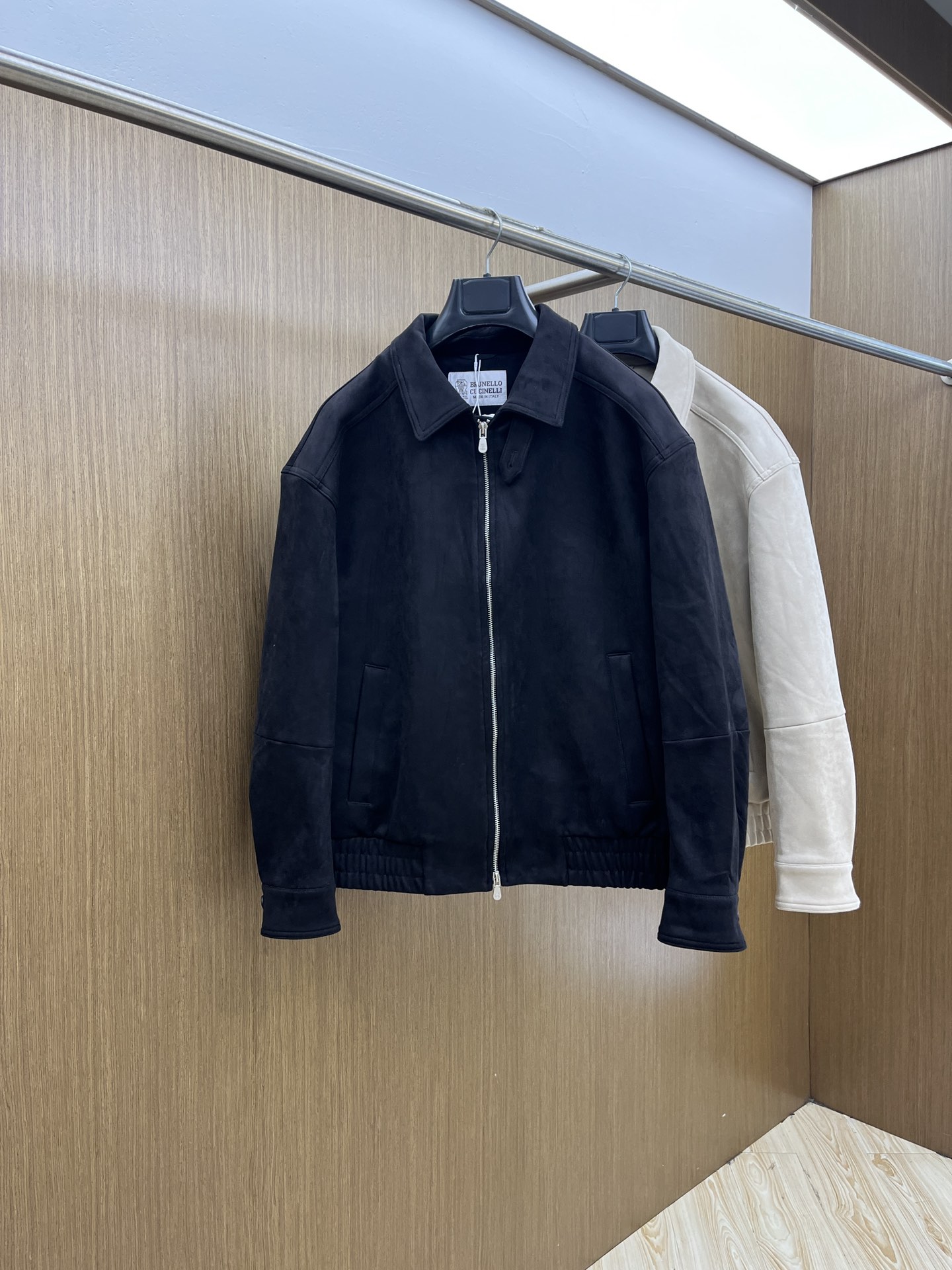 NO:520090,Autumn and Winter BC official website Autumn and Winter BC deerskin jacket not only feels excellent in the hand but also has three-dimensional and stylish perfectly blends the calmness of business and the freedom of leisure fjj to suit various occasions. Number of codes 48-56,,jackets & coats,alexander wang19860909秋冬 BC 官网秋冬BC鹿皮绒夹克 不仅手感极佳而且立体有型 完美融合商务的沉稳与休闲的自在 fjj适配各种场合 码数48-56,,jackets & coats,alexander wang,Men's clothing