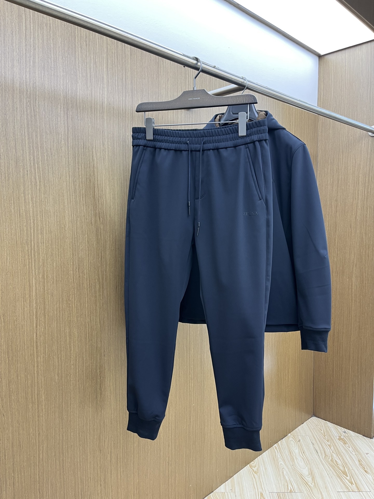 NO:520094,Autumn and Winter ZZ official website exclusively provides new autumn and winter hoodies, breathable, comfortable and casual!  Full of high-end feeling!  Detailed and high-end, warm and comfortable, with velvet-in-house warm design, impeccable workmanship!  The original high-end fabric looks high-end!  FJJ fabric is soft, delicate and comfortable, moisture absorption, quick drying, breathable, neat and stylish. Code number M-3XL, alexander wang19860909秋冬 ZZ 官网独家专供秋冬新款卫裤 透气舒适休闲！高级感满满！细节精致高档,保暖舒适 内里加绒保暖设计 做工无可挑剔！原版高端面料很显高级！fjj面料柔软细腻舒适 吸湿速干透气,利落有型.码数M-3XL,,alexander wang,Men's clothing