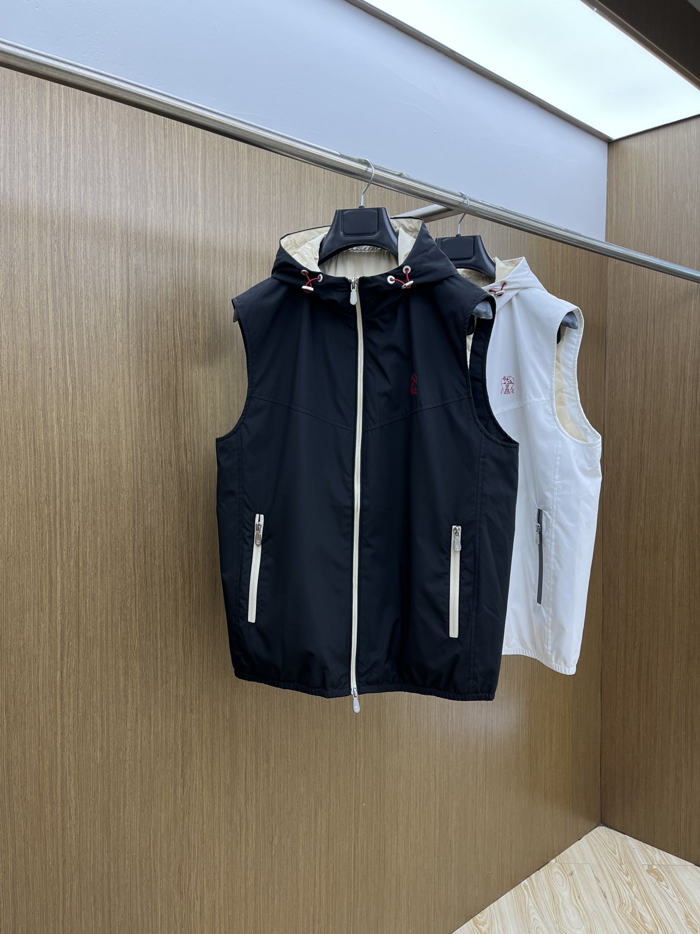 NO:497871,Autumn and winter BC1955ss autumn and winter new original single hooded vest classic hot version simple and fashionable versatile chest brand logo embroidery logo soft and delicate fsh upper body comfortable customer supply original imported engraving hardware accessories, finely made by OEM factory code M-3XL, hats, alexander wang19860909秋冬 BC1955ss秋冬新款原单连帽马甲 经典爆款版本 简洁时尚百搭 胸前品牌logo刺绣标识 手感柔软细腻 fsh上身舒适 客供原版进口刻字五金辅料配件,代工厂精细做 码数M-3XL,,hats,alexander wang,Men's clothing