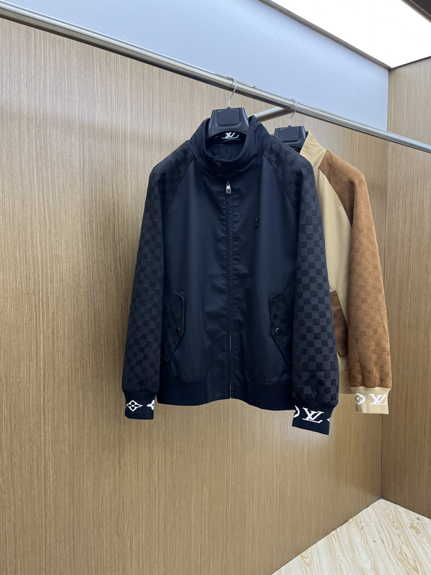 NO:511658,Autumn and winter LV1945ss early autumn new style is released. Donkey brand stand-up collar jacket, autumn hot jacket, Lv metal logo jacket, comfortable and slim when worn, fsh is lazy and casual, combined with clean and simple colors, it is particularly pleasing to look at, suitable for daily wear~ I love to launch sports items embellished with vitality prints!  Size M-3XL, louis vuitton,louis vuitton,jackets & coats,jackets & coats,alexander wang19860909秋冬 LV1945ss早秋新款发布 驴牌立领夹克外套,秋季爆款外套,Lv金属logo款外套,穿上就是舒适自在又显瘦的存在,fsh慵懒而随性,结合干净简单的色系就特别耐看,适合日常穿着~倾情推出缀饰活力印花的运动单品！ 尺码M-3XL,,louis vuitton,louis vuitton,jackets & coats,jackets & coats,alexander wang,Men's clothing