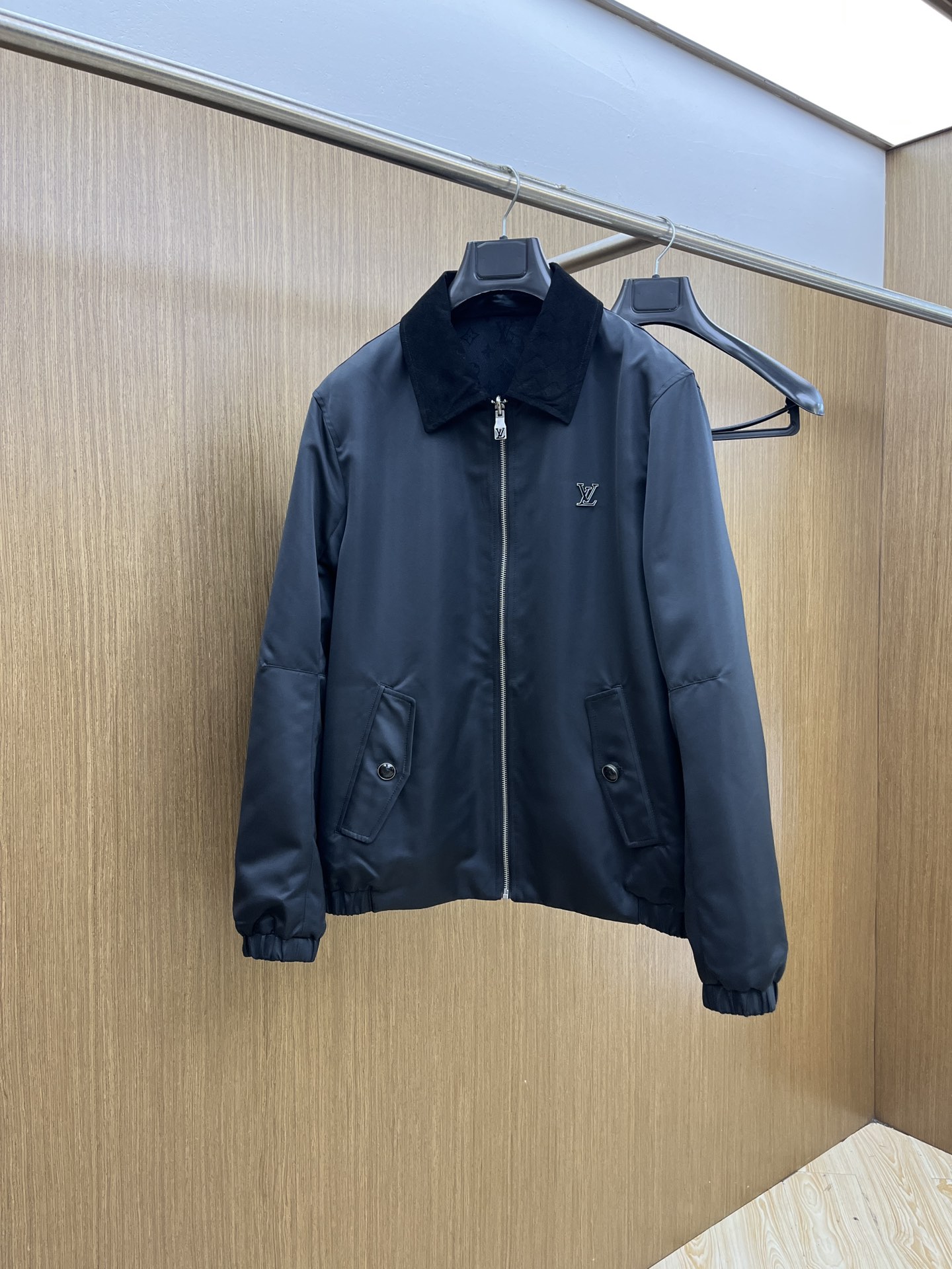 NO:511663,Autumn and Winter LV1945ss early autumn new style is released. Donkey brand double-sided jacket, autumn hot jacket, Lv metal logo jacket, it is comfortable and comfortable to wear, fsh is lazy and casual, combined with clean and simple colors, it is particularly pleasing to look, suitable for daily wear~ I love to launch sports items embellished with vitality prints!  Size M-3XL, louis vuitton,louis vuitton,jackets & coats,jackets & coats,alexander wang19860909秋冬 LV1945ss早秋新款发布 驴牌双面穿夹克外套,秋季爆款外套,Lv金属logo款外套,穿上就是舒适自在又显瘦的存在,fsh慵懒而随性,结合干净简单的色系就特别耐看,适合日常穿着~倾情推出缀饰活力印花的运动单品！ 尺码M-3XL,,louis vuitton,louis vuitton,jackets & coats,jackets & coats,alexander wang,Men's clothing