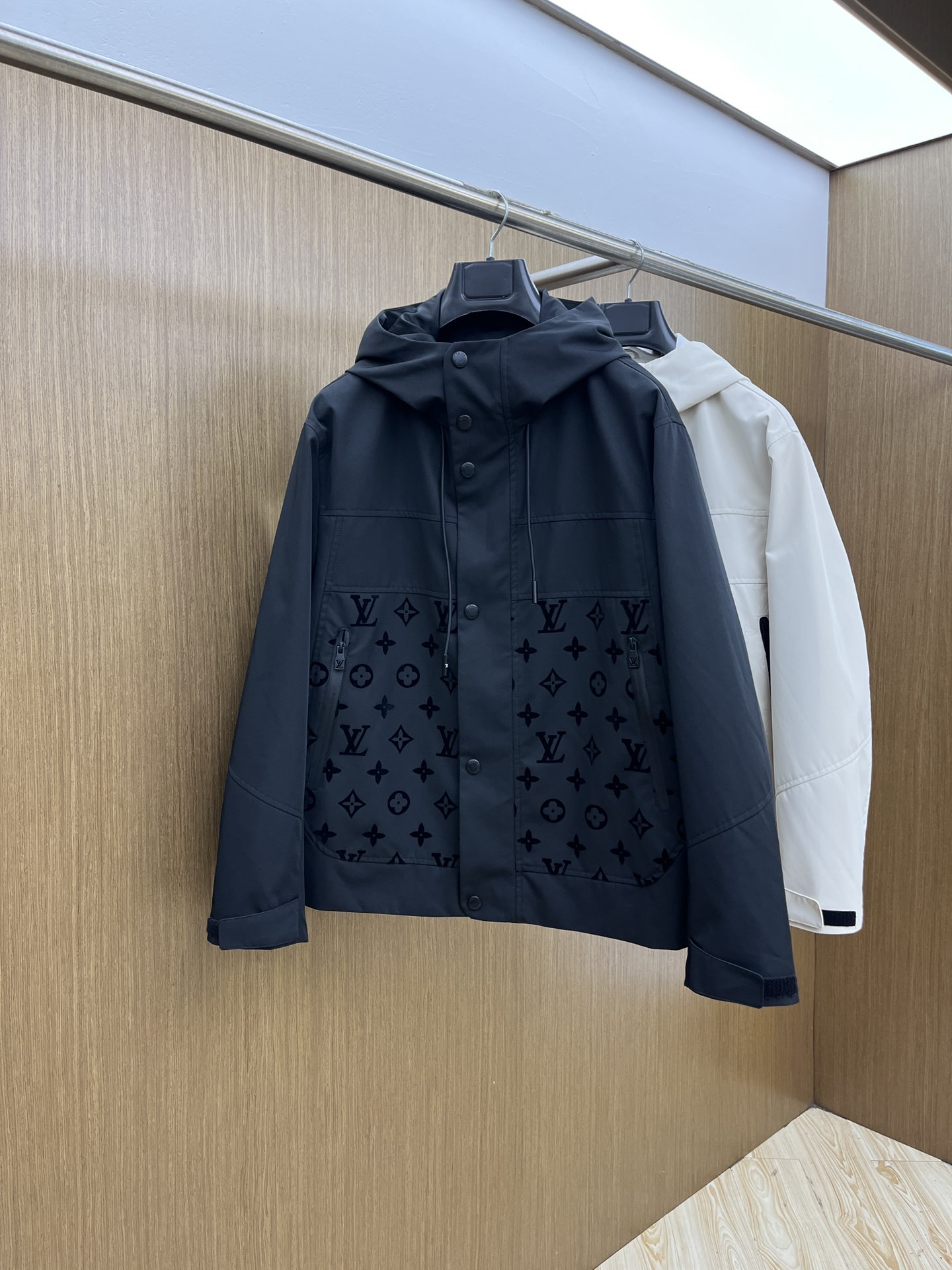 NO:511650,Autumn and Winter LV1945ss early autumn new style released donkey brand hooded jacket jacket, letters presbyopia, autumn popular jacket, comfortable and slim, lazy and casual, combined with clean and simple colors, it is particularly pleasing to look at. FSH is suitable for daily wear~ I love to launch sports items embellished with vitality prints!  Size M-3XL, louis vuitton,louis vuitton,jackets & coats,jackets & coats,hats,alexander wang19860909秋冬 LV1945ss早秋新款发布驴牌连帽夹克外套,字母老花 秋季爆款外套,穿上就是舒适自在又显瘦的存在,慵懒而随性,结合干净简单的色系就特别耐看,fsh适合日常穿着~倾情推出缀饰活力印花的运动单品！ 尺码M-3XL,,louis vuitton,louis vuitton,jackets & coats,jackets & coats,hats,alexander wang,Men's clothing