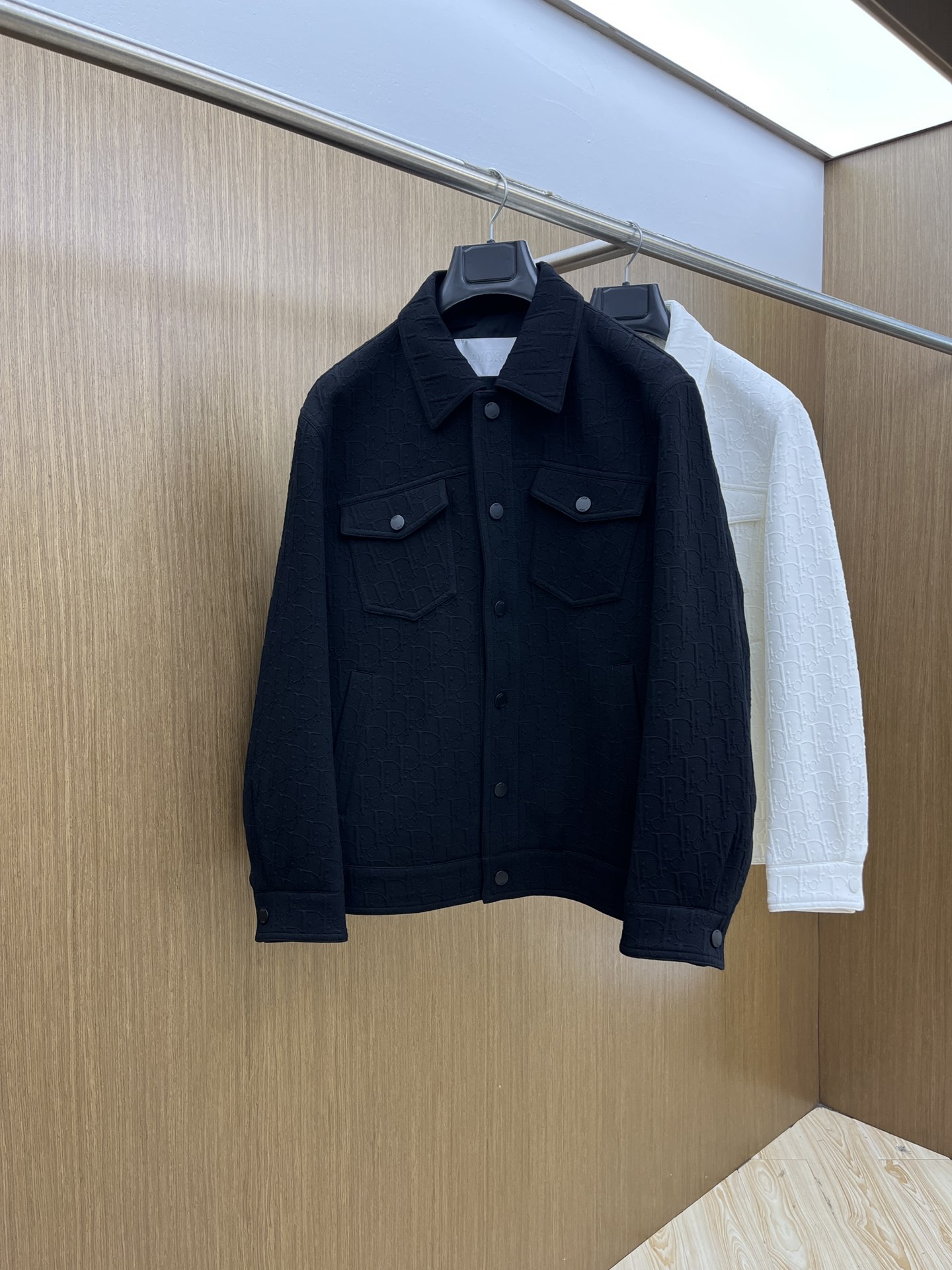 NO:511655,Autumn and Winter CD 1945ss Autumn and Winter latest Dior Lapel Casual Jacket High-end Quality, Woolen Jacquard Fabric, Fitting Hardware are all customized 1:1 in the counter, breathable and comfortable to fit into a fabric. The logo uses the current popular embroidery design. The fsh upper body is handsome and stylish, without any restraint, and the upper body is super comfortable!  The whole piece is super cool and upscale!  The upper body is not thick, showing the fashionable and personalized atmosphere!  Number of codes: M-XXXL, dior, jackets & coats, alexander wang19860909秋冬 CD 1945ss秋冬最新款 迪奥翻领休闲外套 高端品质、毛呢提花面料,版型面料五金都是专柜1:1定制,透气舒适合成面料,Logo采用时下流行刺绣设计,fsh上身帅气有型,一点不拘束、上身超级舒适！整件超级酷炫上档次！上身不厚重,尽显时尚个性气息！ 码数:M-XXXL,,dior,jackets & coats,alexander wang,Men's clothing