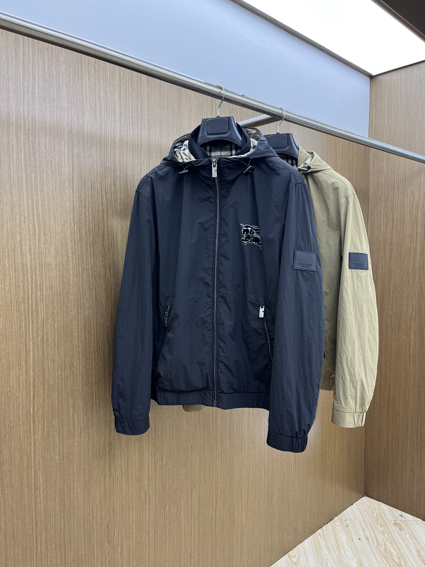 NO:511662,Autumn and Winter BBR 1945ss early autumn new Burberry hooded jacket jacket, plaid inner war horse printed breast logo logo. Autumn hot jacket, comfortable and slim, lazy and casual, fsh combined with clean and simple colors is particularly pleasing to look at, suitable for daily wear~ I love to launch sports items embellished with vitality prints!  Size 48-56, Burberry, Jackets & coats, Jackets & coats, Hats, Alexander wang19860909秋冬 BBR 1945ss早秋新款巴宝莉连帽夹克外套,格子内里 战马印花胸标Logo 秋季爆款外套,穿上就是舒适自在又显瘦的存在,慵懒而随性,fsh结合干净简单的色系就特别耐看,适合日常穿着~倾情推出缀饰活力印花的运动单品！ 尺码48-56,,burberry,jackets & coats,jackets & coats,hats,alexander wang,Men's clothing