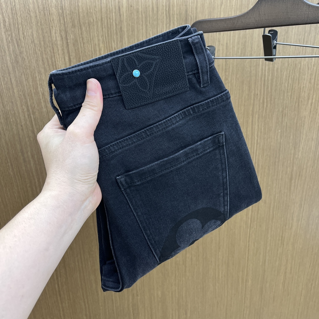 NO:518906,Autumn and winter Lv high-end customization, the latest jeans in early autumn 2025 are released simultaneously on the counter. Original customization reproduction. Customer-supplied hardware and accessories. Original quality. Imported fixed-color denim fabric. Heavy industry washing water. FDA fine workmanship and excellent upper body!  Selected single products, complete three standards, original single product, number 29-38, no 35. 37,,louis vuitton,jeans,alexander wang19860909秋冬 Lv 高端定制、2025早秋最新款牛仔裤 柜台同步发售 原版定制复刻 客供五金辅料 原单品质 进口固色牛仔面料 重工洗水 fda做工走线精细 上身绝佳！优选单品 三标齐全 原单出品 码数29-38无35. 37,,louis vuitton,jeans,alexander wang,Men's clothing