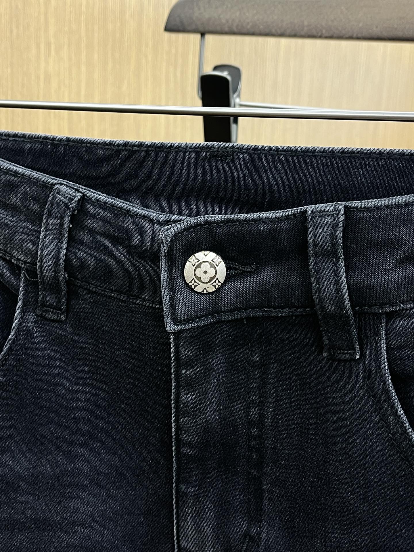 秋冬 Lv 🔥高端定制、2025早秋最新款牛仔裤 柜台同步发售 原版定制复刻 客供五金辅料 原单品质 进