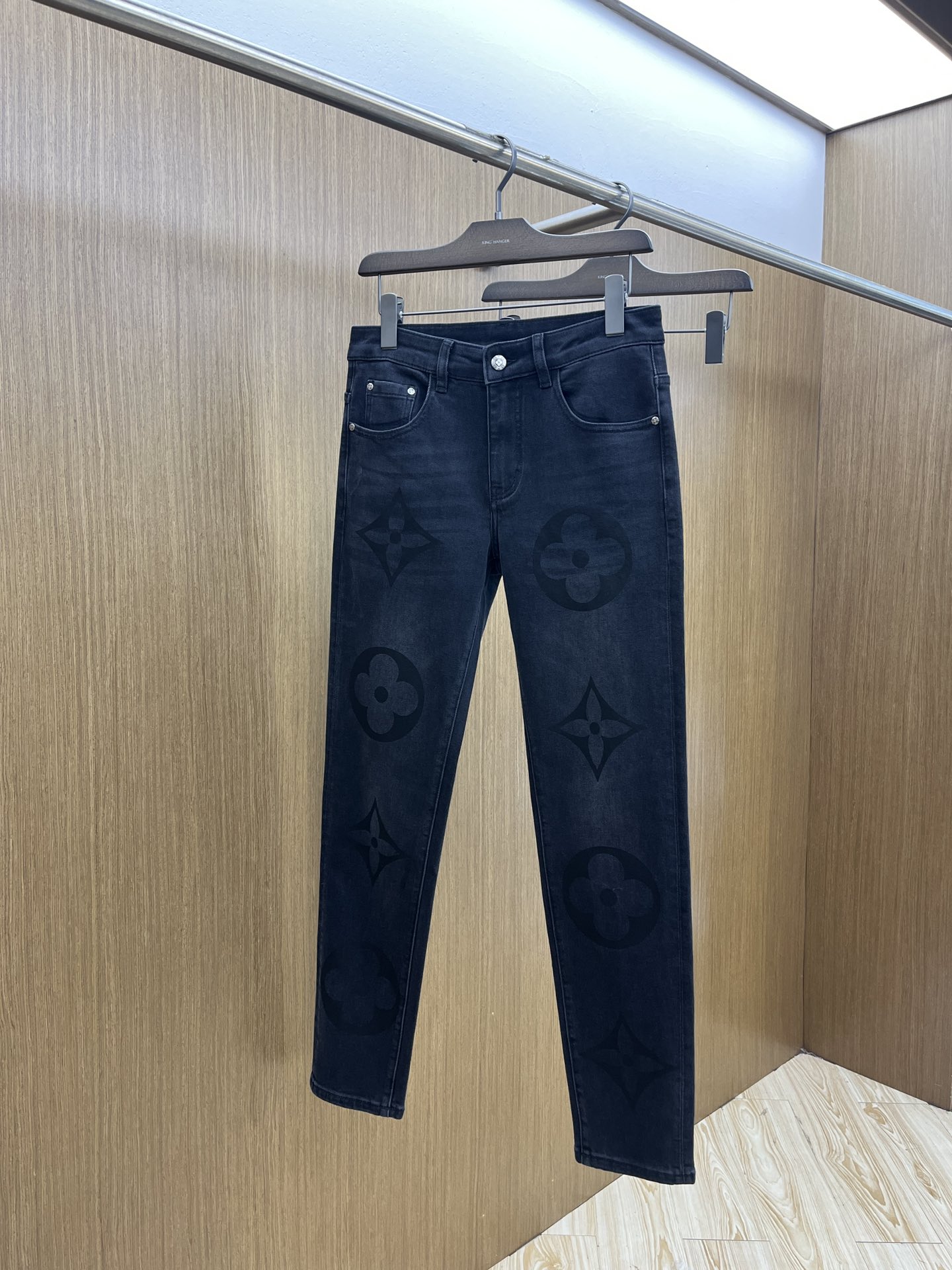 秋冬 Lv 🔥高端定制、2025早秋最新款牛仔裤 柜台同步发售 原版定制复刻 客供五金辅料 原单品质 进