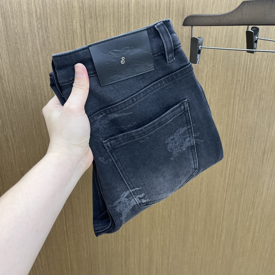 NO:518908,Autumn and winter BBR high-end customization, the latest jeans in early autumn 2025 are released simultaneously on the counter. Original custom reproduction. Customer-supplied hardware and accessories. Original quality. Imported fixed-color denim fabric. Heavy industry washing water. FDA fine workmanship and excellent upper body!  Selected single products, complete three standards, original single product, number 29-38, no 35. 37,,jeans,alexander wang19860909秋冬 BBR 高端定制、2025早秋最新款牛仔裤 柜台同步发售 原版定制复刻 客供五金辅料 原单品质 进口固色牛仔面料 重工洗水 fda做工走线精细 上身绝佳！优选单品 三标齐全 原单出品 码数29-38无35. 37,,jeans,alexander wang,Men's clothing