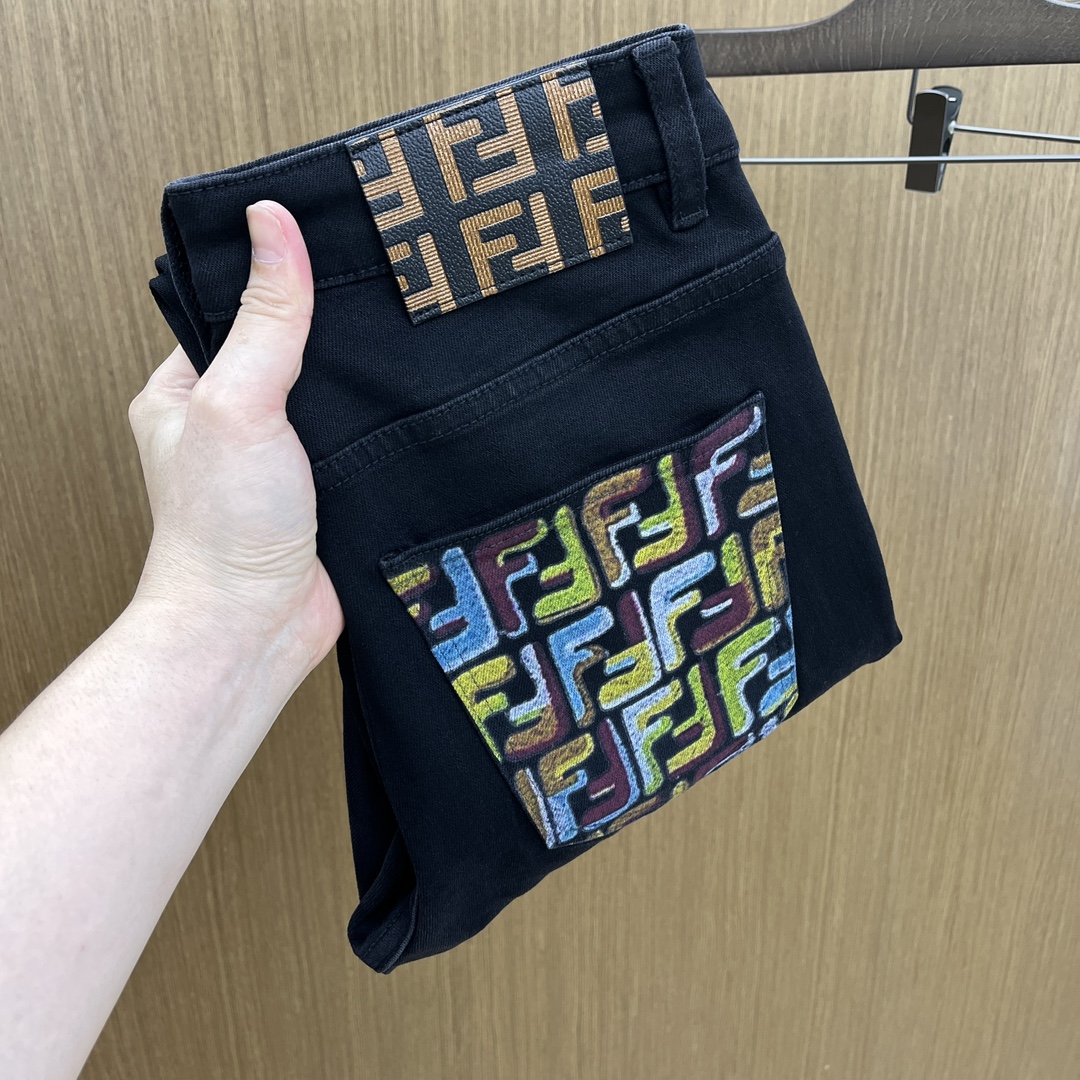 NO:516520,Autumn and winter FD high-end customization, the latest jeans in early autumn 2025 are released simultaneously on the counter. Original custom reproduction. Customer-supplied hardware and accessories. Original quality. Imported fixed-color denim fabric. Heavy industry washing water. FDA fine workmanship and excellent upper body!  Selected single products, complete three standards, original single product, number 29-38, no 35. 37,,jeans,alexander wang19860909秋冬 FD 高端定制、2025早秋最新款牛仔裤 柜台同步发售 原版定制复刻 客供五金辅料 原单品质 进口固色牛仔面料 重工洗水 fda做工走线精细 上身绝佳！优选单品 三标齐全 原单出品 码数29-38无35. 37,,jeans,alexander wang,Men's clothing