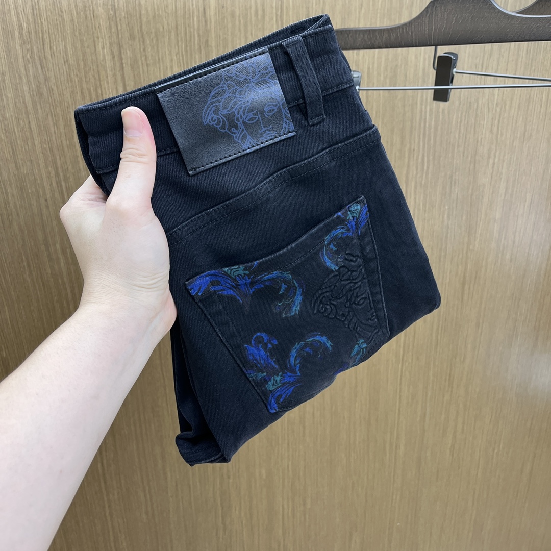 NO:516523,Autumn and winter Ver high-end customization, the latest jeans in early autumn 2025 are released simultaneously on the counter. Original custom reproduction. Customer-supplied hardware and accessories. Original quality. Imported fixed-color denim fabric. Heavy industry washing water. FDA fine workmanship and excellent upper body!  Selected single products, complete three standards, original single product, number 29-38, no 35. 37,,jeans,alexander wang19860909秋冬 Ver 高端定制、2025早秋最新款牛仔裤 柜台同步发售 原版定制复刻 客供五金辅料 原单品质 进口固色牛仔面料 重工洗水 fda做工走线精细 上身绝佳！优选单品 三标齐全 原单出品 码数29-38无35. 37,,jeans,alexander wang,Men's clothing