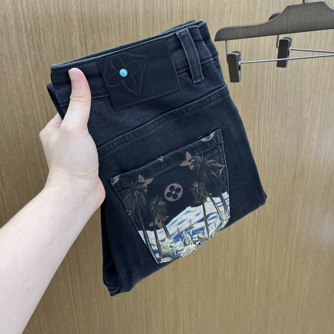 NO:516502,Autumn and winter Lv high-end customization, the latest jeans in early autumn 2025 are released simultaneously on the counter. Original customization reproduction. Customer-supplied hardware and accessories. Original quality. Imported fixed-color denim fabric. Heavy industry washing water. FDA fine workmanship and excellent upper body!  Selected single products, complete three standards, original single product, number 29-38, no 35. 37,,louis vuitton,jeans,alexander wang19860909秋冬 Lv 高端定制、2025早秋最新款牛仔裤 柜台同步发售 原版定制复刻 客供五金辅料 原单品质 进口固色牛仔面料 重工洗水 fda做工走线精细 上身绝佳！优选单品 三标齐全 原单出品 码数29-38无35. 37,,louis vuitton,jeans,alexander wang,Men's clothing