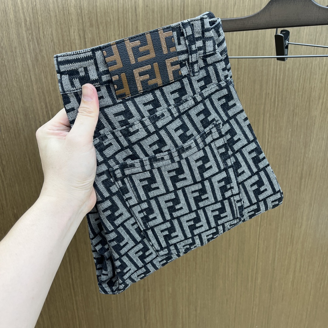 NO:516508,Autumn and winter FD high-end customization, the latest jeans in early autumn 2025 are released simultaneously on the counter. Original custom reproduction. Customer-supplied hardware and accessories. Original quality. Imported fixed-color denim fabric. Heavy industry washing water. FDA fine workmanship and excellent upper body!  Selected single products, complete three standards, original single product, number 29-38, no 35. 37,,jeans,alexander wang19860909秋冬 FD 高端定制、2025早秋最新款牛仔裤 柜台同步发售 原版定制复刻 客供五金辅料 原单品质 进口固色牛仔面料 重工洗水 fda做工走线精细 上身绝佳！优选单品 三标齐全 原单出品 码数29-38无35. 37,,jeans,alexander wang,Men's clothing