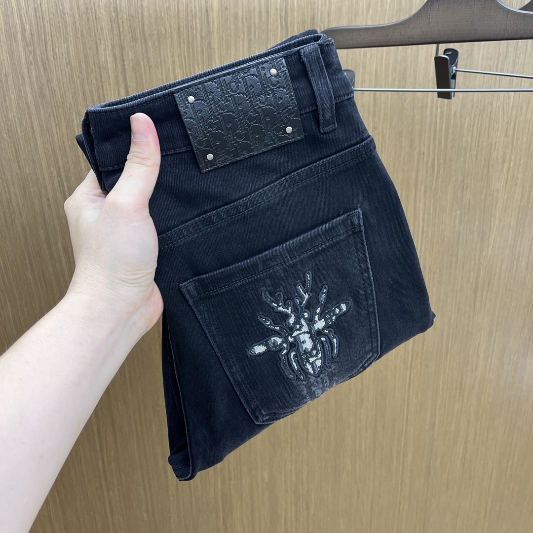 NO:516510,Autumn and winter CD high-end customization, the latest jeans in early autumn 2025 are released simultaneously on the counter. Original customization reproduction. Customer-supplied hardware and accessories. Original quality. Imported fixed-color denim fabric. Heavy industry washing water. FDA fine workmanship and excellent upper body!  Selected single products, complete three standards, original single product, number 29-38, no 35. 37,,jeans,alexander wang19860909秋冬 CD 高端定制、2025早秋最新款牛仔裤 柜台同步发售 原版定制复刻 客供五金辅料 原单品质 进口固色牛仔面料 重工洗水 fda做工走线精细 上身绝佳！优选单品 三标齐全 原单出品 码数29-38无35. 37,,jeans,alexander wang,Men's clothing