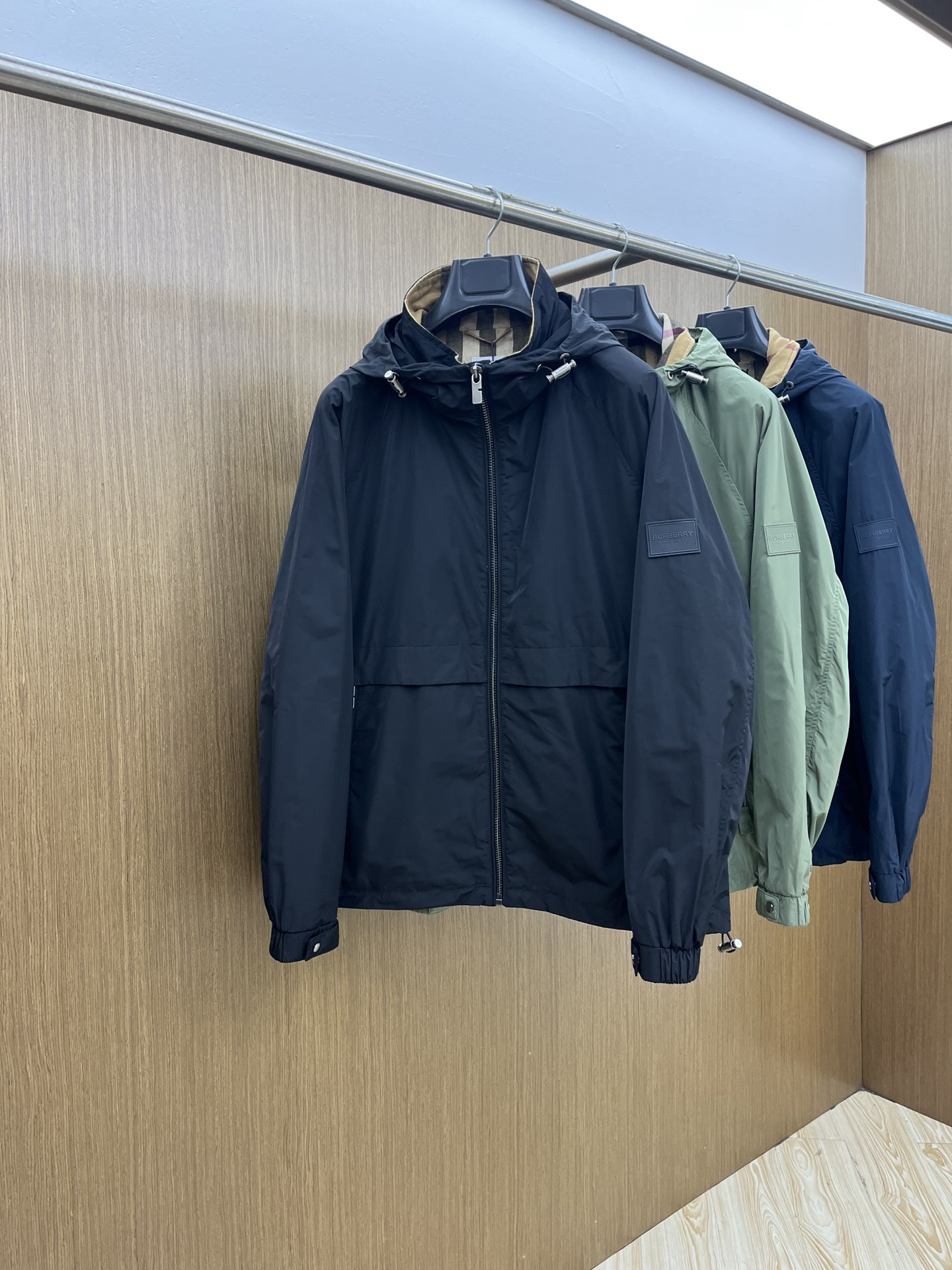 NO:511668,Autumn and Winter BBR 1945ss early autumn new style is released. Burberry hooded jacket jacket, autumn hot-sized thin cotton jacket, letter logo arm badge. It is comfortable and comfortable to wear. It is lazy and casual. FSH combined with clean and simple colors is particularly pleasing to look at and suitable for daily wear. It is full of sports items embellished with vibrant prints!  Size M-3XL, Burberry, Jackets & coats, Jackets & coats, Hats, Alexander wang19860909秋冬 BBR 1945ss早秋新款发布 巴宝莉连帽夹克外套,秋季爆款夹薄棉夹克,字母logo手臂徽章 穿上就是舒适自在又显瘦的存在,慵懒而随性,fsh结合干净简单的色系就特别耐看,适合日常穿着~倾情推出缀饰活力印花的运动单品！ 尺码M-3XL,,burberry,jackets & coats,jackets & coats,hats,alexander wang,Men's clothing