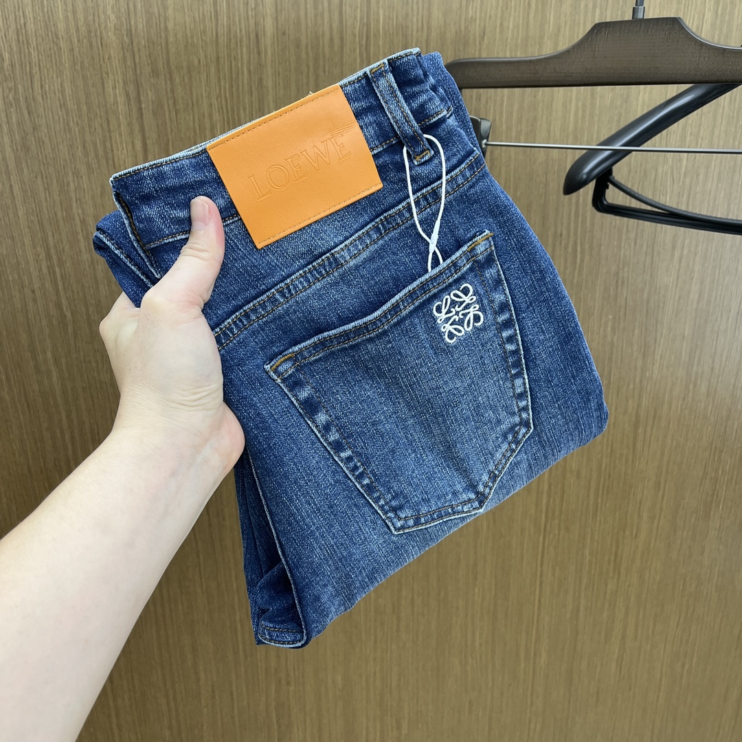NO:509861,LOE SS autumn and winter new products are super soft washed jeans, with a handsome upper body, a small straight-fitting design, slim-fitting cut, men's top casual cotton!  High-end stretchy all-season versatile commuter jeans for men!  The style is extremely versatile, the fabric is elastic and the material is also outstanding, with a bit retro and old style. The thick fabric is suitable for all seasons to wear and the industry's exclusive first-time model, and the four seasons versatile commuter model!  This high-end slim elastic tight jeans are versatile and comfortable!  29-38 (no 35,37), loewe, jeans, alexander wang19860909秋冬 LOE SS秋冬新品超柔和水洗牛仔裤 ,上身爆帅,小直筒设计,修身裁剪,男款顶级休闲棉质！高端弹力四季百搭通勤牛仔男裤！款式极其的百搭,面料弹力,材质也十分出众,有点复古做旧的风格,厚面料适合四季穿着业内独家首发款,四季百搭通勤款！这类高端的修身弹力紧身牛仔裤,fxq百搭而且舒适！ 29-38（无35,37）,,loewe,jeans,alexander wang,Men's clothing