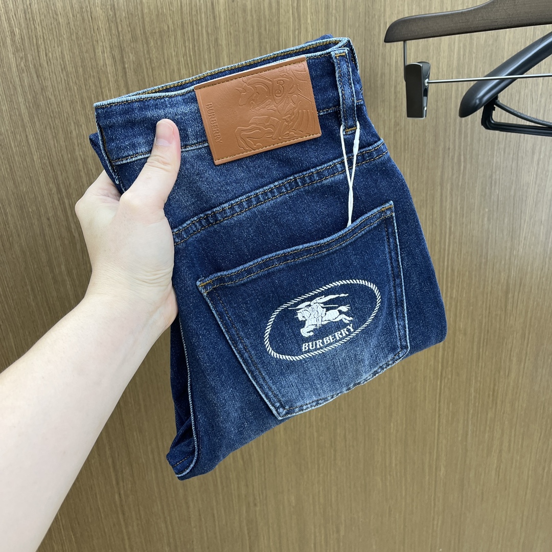 NO:509863,Autumn and Winter BBR SS autumn and winter new products are super soft washed jeans, with a handsome upper body, small straight-fitting design, slim-fitting cut, men's top casual cotton!  High-end stretchy all-season versatile commuter jeans for men!  The style is extremely versatile, the fabric is elastic and the material is also outstanding, with a bit retro and old style. The thick fabric is suitable for all seasons to wear and the industry's exclusive first-time model, and the four seasons versatile commuter model!  This high-end slim elastic tight jeans are versatile and comfortable!  29-38 (no 35,37), jeans,alexander wang19860909秋冬 BBR SS秋冬新品超柔和水洗牛仔裤 ,上身爆帅,小直筒设计,修身裁剪,男款顶级休闲棉质！高端弹力四季百搭通勤牛仔男裤！款式极其的百搭,面料弹力,材质也十分出众,有点复古做旧的风格,厚面料适合四季穿着业内独家首发款,四季百搭通勤款！这类高端的修身弹力紧身牛仔裤,fxq百搭而且舒适！ 29-38（无35,37）,,jeans,alexander wang,Men's clothing