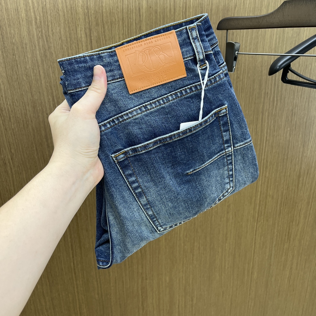 NO:509867,Autumn and Winter CD SS autumn and winter new products are super soft washed jeans, with a handsome upper body, a small straight-fitting design, slim-fitting cut, men's top casual cotton!  High-end stretchy all-season versatile commuter jeans for men!  The style is extremely versatile, the fabric is elastic and the material is also outstanding, with a bit retro and old style. The thick fabric is suitable for all seasons to wear and the industry's exclusive first-time model, and the four seasons versatile commuter style!  This high-end slim elastic tight jeans are versatile and comfortable!  29-38 (no 35,37), jeans,alexander wang19860909秋冬 CD SS秋冬新品超柔和水洗牛仔裤 ,上身爆帅,小直筒设计,修身裁剪,男款顶级休闲棉质！高端弹力四季百搭通勤牛仔男裤！款式极其的百搭,面料弹力,材质也十分出众,有点复古做旧的风格,厚面料适合四季穿着业内独家首发款,四季百搭通勤款！这类高端的修身弹力紧身牛仔裤,fxq百搭而且舒适！ 29-38（无35,37）,,jeans,alexander wang,Men's clothing