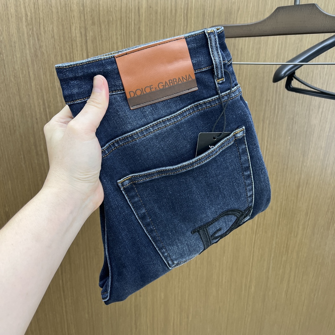 NO:509855,Autumn and Winter DG SS autumn and winter new products are super soft washed jeans, with a handsome upper body, a small straight-fitting design, slim-fitting cut, men's top casual cotton!  High-end stretchy all-season versatile commuter jeans for men!  The style is extremely versatile, the fabric is elastic and the material is also outstanding, with a bit retro and old style. The thick fabric is suitable for all seasons to wear and the industry's exclusive first-time model, and the four seasons versatile commuter style!  This high-end slim elastic tight jeans are versatile and comfortable!  29-38 (no 35,37), jeans,alexander wang19860909秋冬 DG SS秋冬新品超柔和水洗牛仔裤 ,上身爆帅,小直筒设计,修身裁剪,男款顶级休闲棉质！高端弹力四季百搭通勤牛仔男裤！款式极其的百搭,面料弹力,材质也十分出众,有点复古做旧的风格,厚面料适合四季穿着业内独家首发款,四季百搭通勤款！这类高端的修身弹力紧身牛仔裤,fxq百搭而且舒适！ 29-38（无35,37）,,jeans,alexander wang,Men's clothing