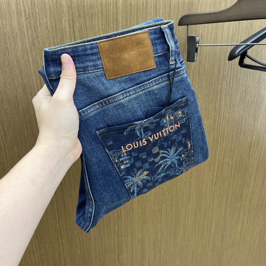 NO:509857,Autumn and Winter LV SS autumn and winter new products are super soft washed jeans, with a handsome upper body, a small straight-fitting design, slim-fitting cut, men's top casual cotton!  High-end stretchy all-season versatile commuter jeans for men!  The style is extremely versatile, the fabric is elastic and the material is also outstanding, with a bit retro and old style. The thick fabric is suitable for all seasons to wear and the industry's exclusive first-time model, and the four seasons versatile commuter style!  This high-end slim elastic tight jeans are versatile and comfortable!  29-38 (none 35,37), louis vuitton,jeans,alexander wang19860909秋冬 LV SS秋冬新品超柔和水洗牛仔裤 ,上身爆帅,小直筒设计,修身裁剪,男款顶级休闲棉质！高端弹力四季百搭通勤牛仔男裤！款式极其的百搭,面料弹力,材质也十分出众,有点复古做旧的风格,厚面料适合四季穿着业内独家首发款,四季百搭通勤款！这类高端的修身弹力紧身牛仔裤,fxq百搭而且舒适！ 29-38（无35,37）,,louis vuitton,jeans,alexander wang,Men's clothing