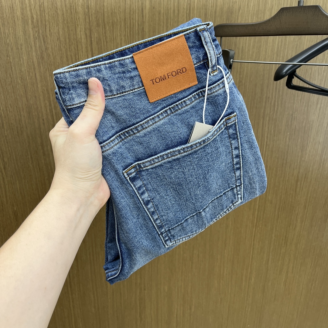 NO:502420,Autumn and Winter TF SS autumn and winter new products are super soft washed jeans, with a handsome upper body, a small straight-fitting design, slim-fitting cut, men's top casual cotton!  High-end stretchy all-season versatile commuter jeans for men!  The style is extremely versatile, the fabric is elastic and the material is also outstanding, with a bit retro and old style. The thick fabric is suitable for all seasons to wear and the industry's exclusive first-time model, and the four seasons versatile commuter model!  This high-end slim elastic tight jeans are versatile and comfortable!  29-38 (no 35,37),,tom ford,jeans,alexander wang19860909秋冬 TF SS秋冬新品超柔和水洗牛仔裤 ,上身爆帅,小直筒设计,修身裁剪,男款顶级休闲棉质！高端弹力四季百搭通勤牛仔男裤！款式极其的百搭,面料弹力,材质也十分出众,有点复古做旧的风格,厚面料适合四季穿着业内独家首发款,四季百搭通勤款！这类高端的修身弹力紧身牛仔裤,fxq百搭而且舒适！ 29-38（无35,37）,,tom ford,jeans,alexander wang,Men's clothing