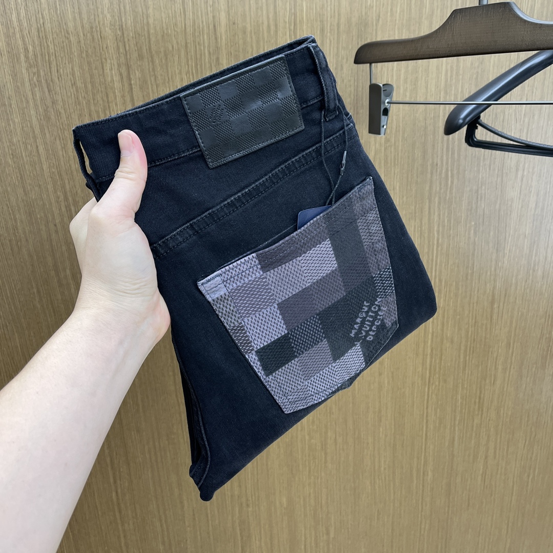 NO:502423,Autumn and Winter LV SS autumn and winter new products are super soft washed jeans, with a handsome upper body, a small straight-fitting design, slim-fitting cut, men's top casual cotton!  High-end stretchy all-season versatile commuter jeans for men!  The style is extremely versatile, the fabric is elastic and the material is also outstanding, with a bit retro and old style. The thick fabric is suitable for all seasons to wear and the industry's exclusive first-time model, and the four seasons versatile commuter style!  This high-end slim elastic tight jeans are versatile and comfortable!  29-38 (none 35,37), louis vuitton,jeans,alexander wang19860909秋冬 LV SS秋冬新品超柔和水洗牛仔裤 ,上身爆帅,小直筒设计,修身裁剪,男款顶级休闲棉质！高端弹力四季百搭通勤牛仔男裤！款式极其的百搭,面料弹力,材质也十分出众,有点复古做旧的风格,厚面料适合四季穿着业内独家首发款,四季百搭通勤款！这类高端的修身弹力紧身牛仔裤,fxq百搭而且舒适！ 29-38（无35,37）,,louis vuitton,jeans,alexander wang,Men's clothing