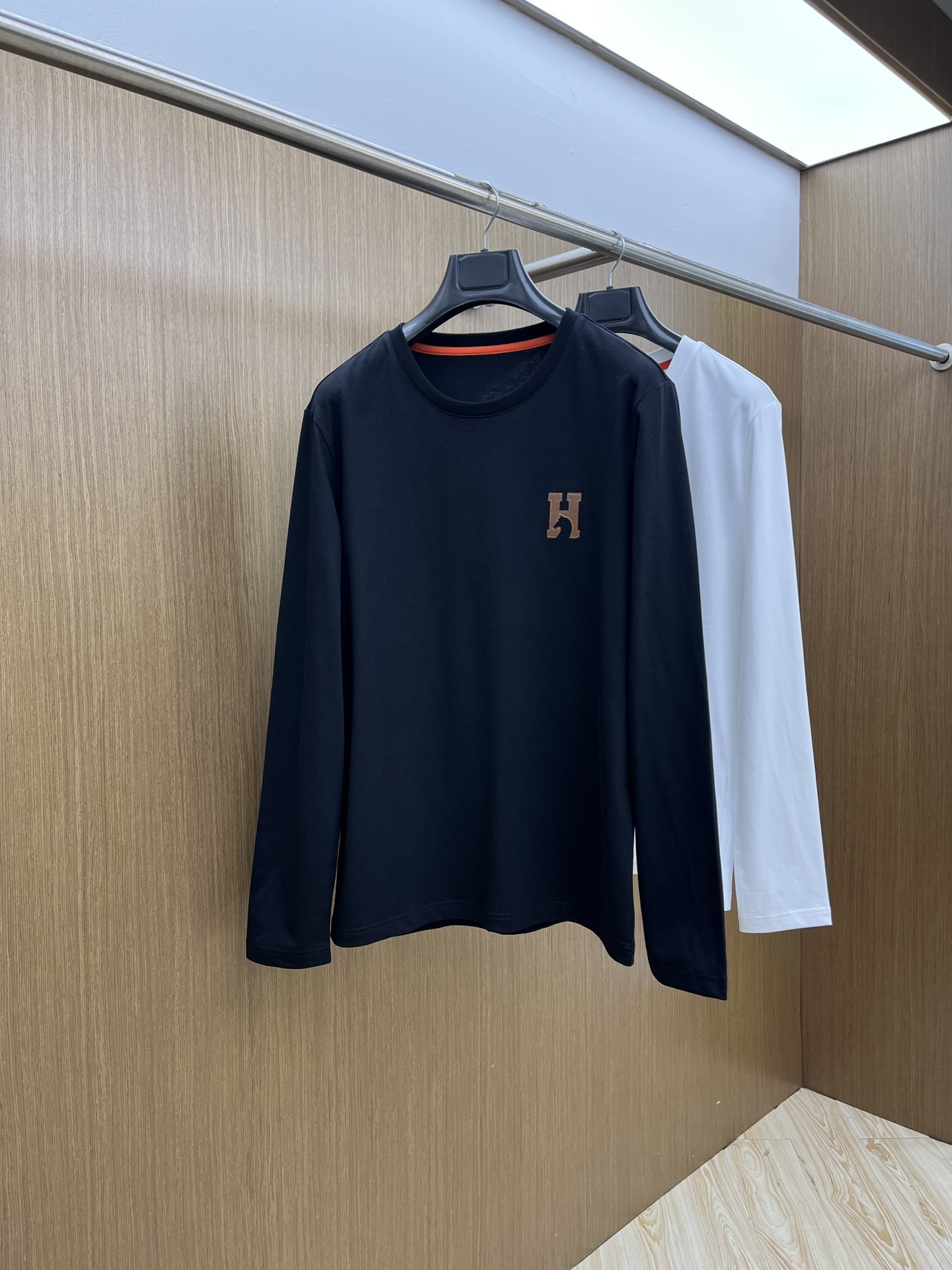 秋冬 HER 🔥🔥s秋冬新品长袖T恤 、圆领独家定制丝光棉棉面料，明星最爱时装味休闲简单大方 品牌log