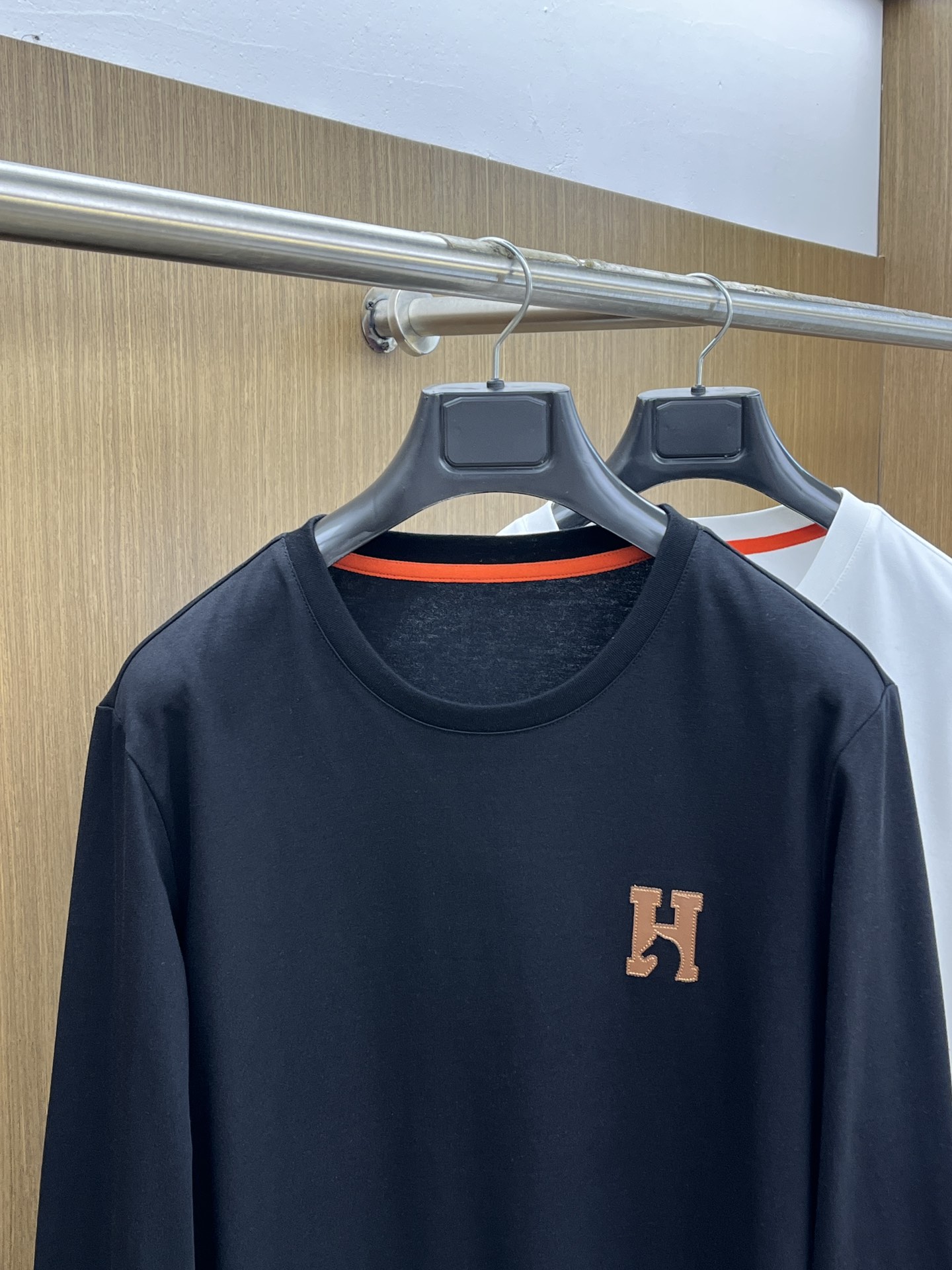 秋冬 HER 🔥🔥s秋冬新品长袖T恤 、圆领独家定制丝光棉棉面料，明星最爱时装味休闲简单大方 品牌log
