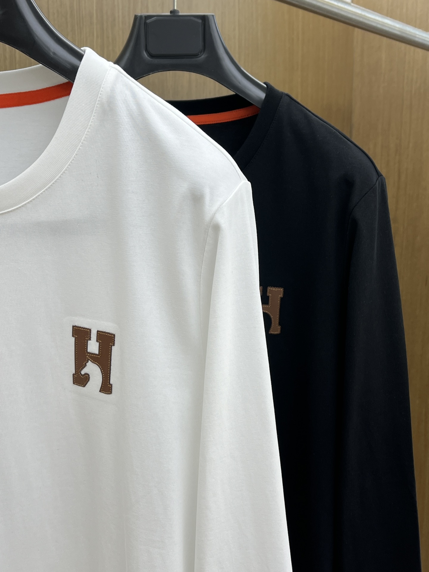 秋冬 HER 🔥🔥s秋冬新品长袖T恤 、圆领独家定制丝光棉棉面料，明星最爱时装味休闲简单大方 品牌log