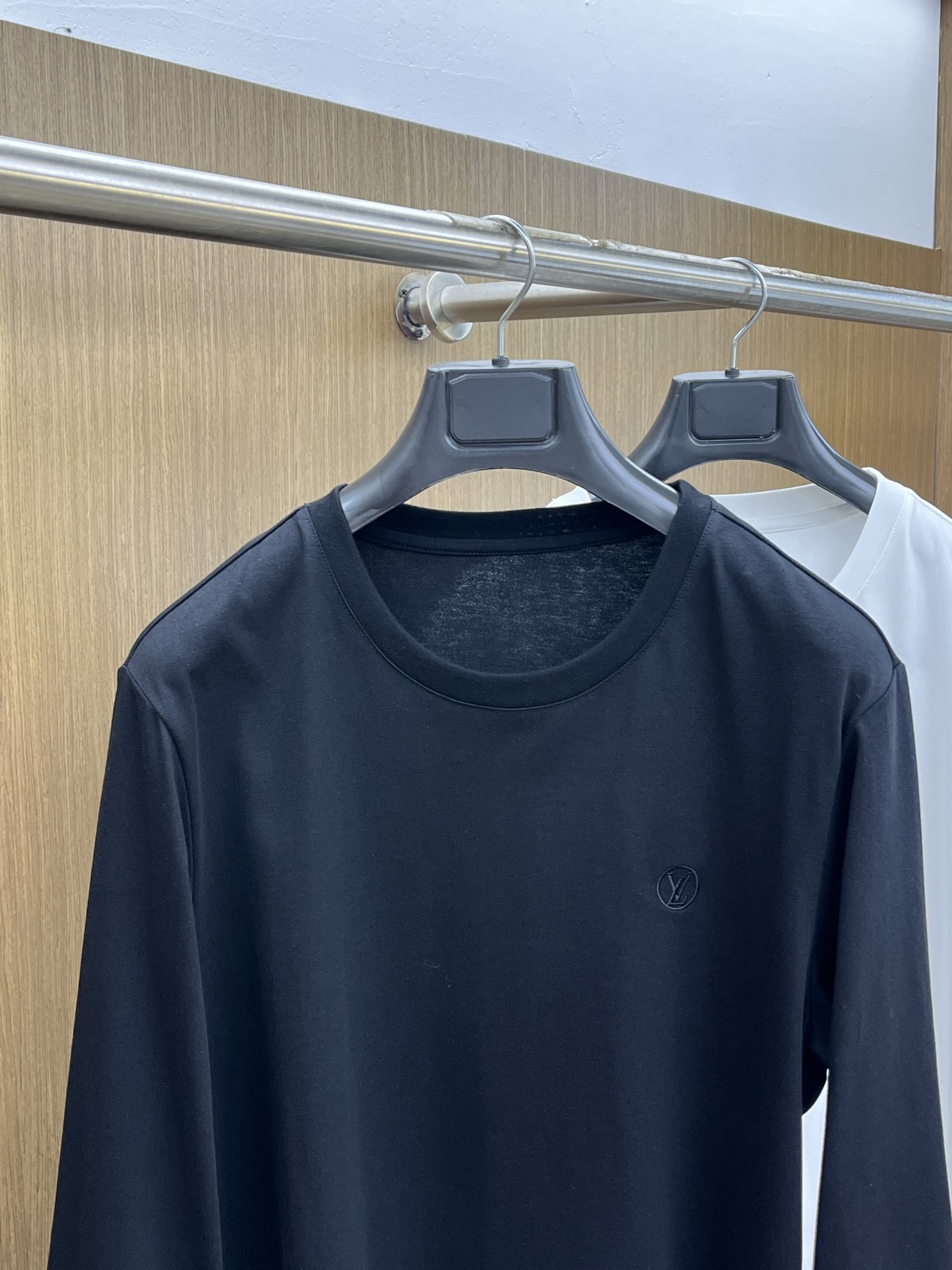 秋冬 LV 🔥🔥s秋冬新品长袖T恤 、圆领独家定制丝光棉棉面料，明星最爱时装味休闲简单大方 品牌logo