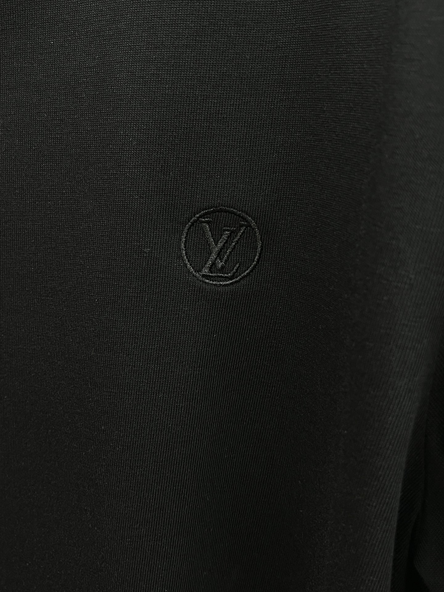 秋冬 LV 🔥🔥s秋冬新品长袖T恤 、圆领独家定制丝光棉棉面料，明星最爱时装味休闲简单大方 品牌logo