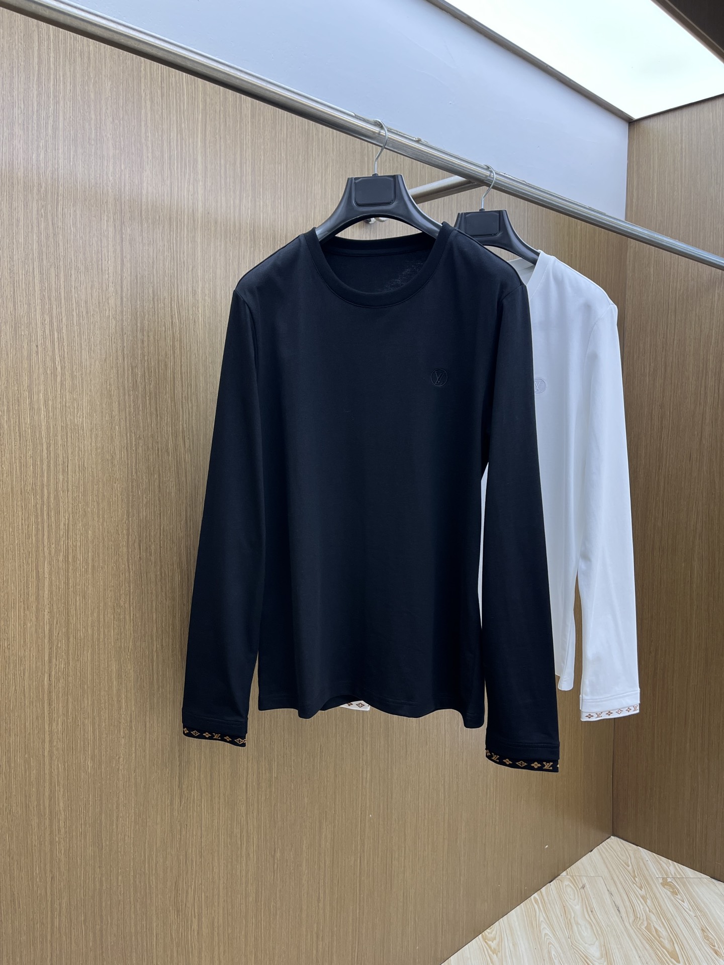 秋冬 LV 🔥🔥s秋冬新品长袖T恤 、圆领独家定制丝光棉棉面料，明星最爱时装味休闲简单大方 品牌logo